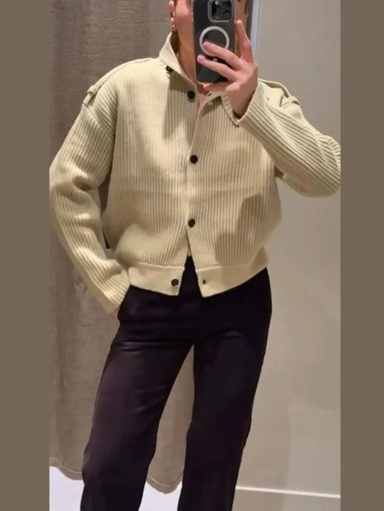 

Popular women's clothing with a lazy and luxurious style, paired with loose knit cardigans