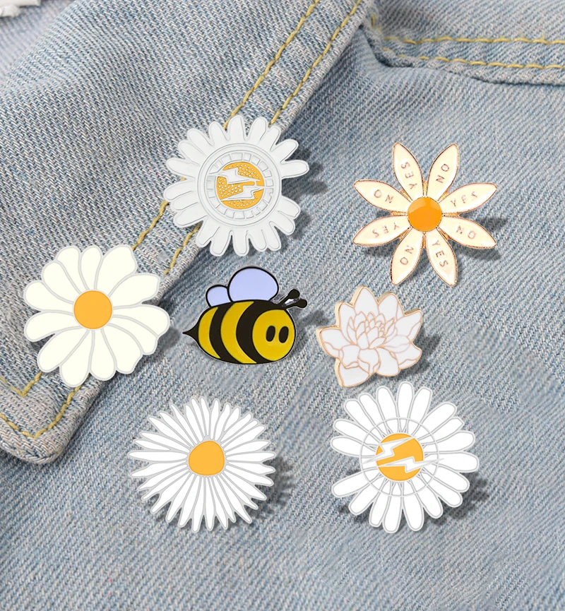 Bee Picking Honey Pins Women Sunflower Daisy Enamel Pin Couples Custom Badges Kids Clothes Jewelry Gift Fashion Brooches Cartoon