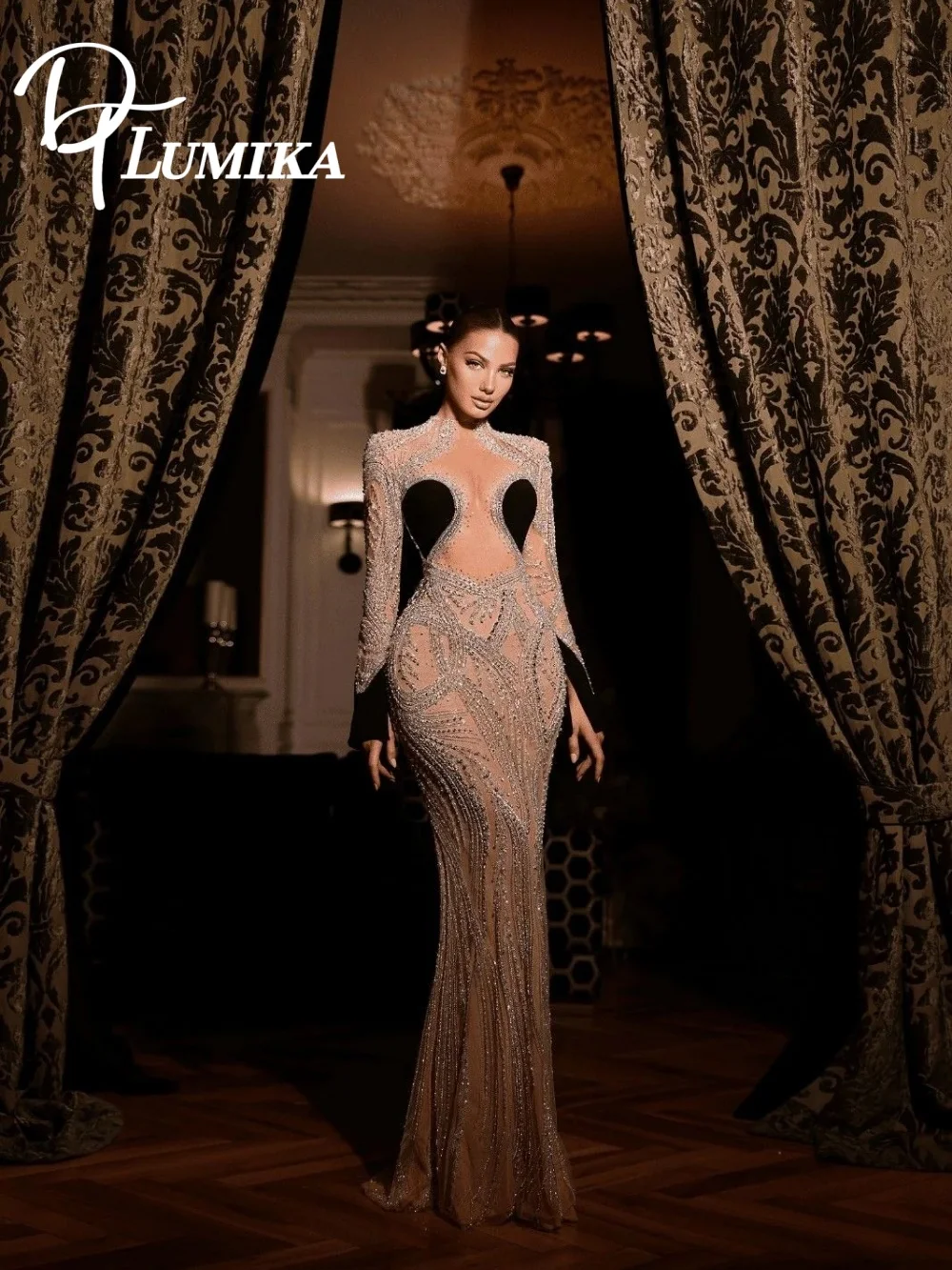 

Элегантное вечернее платье цвета нюд 2026: Ослепительное платье с высоким воротом для красной дорожки, модное А-силуэтное платье в пол для вечеринок (فساتين سهرة)