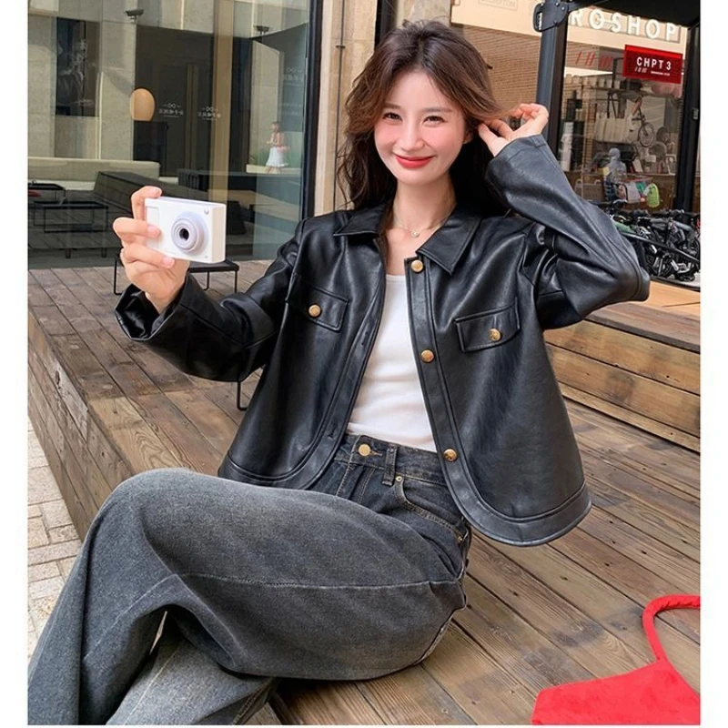 แจ็คเก็ตหนังสีดำสุดหรูสำหรับผู้หญิง กระดุมโลหะ แจ็คเก็ตหนัง PU สั้น แขนยาว เสื้อโค้ทเนื้อนุ่ม สไตล์วินเทจ สำหรับฤดูใบไม้ผลิและฤดูใบไม้ร่วง แฟชั่นทันสมัย
