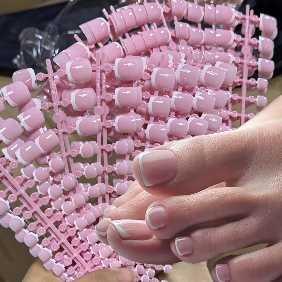 120 puntas de uñas de los pies falsas cortas cuadradas, color rosa, francesas suaves de gel con presión, uñas de los pies falsas con borde blanco, cobertura completa 2