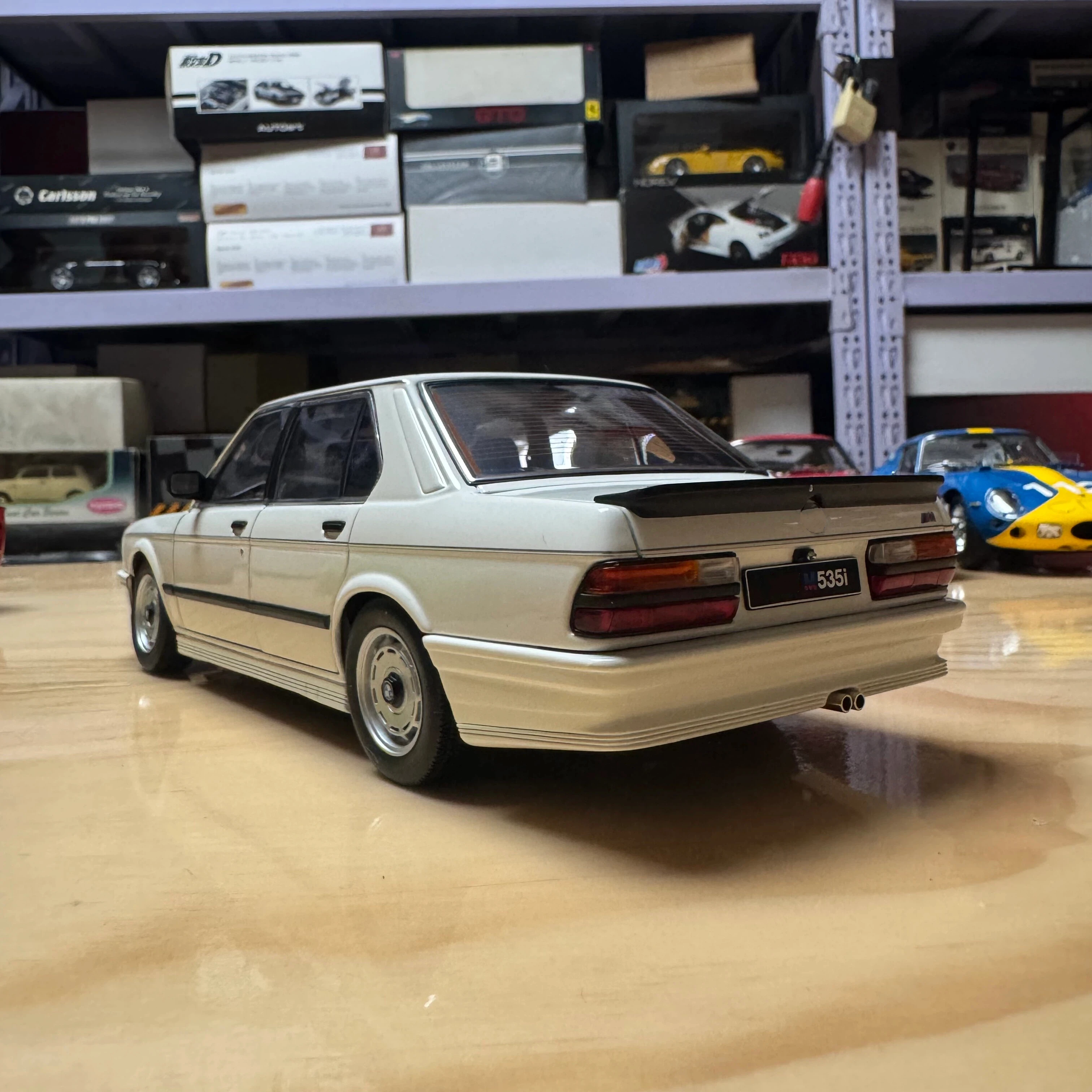 오토아트 1:18 M535i E28 1985 화이트 시뮬레이션 한정판 올 오픈 합금 금속 정적 자동차 모델 장난감 선물
