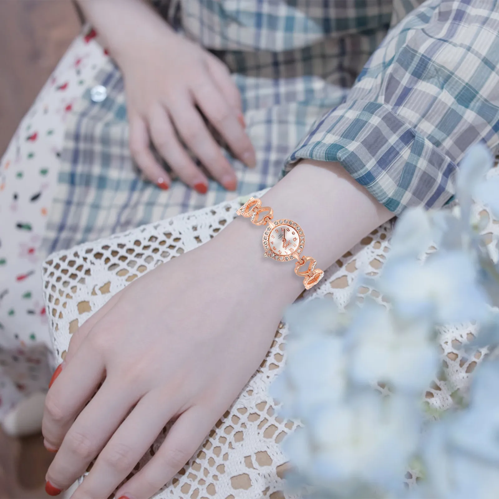 

Женские цифровые кварцевые часы, розовое золото, со стразами, модные, в форме сердца, украшение для запястья, подарок на день рождения, цифровые часы