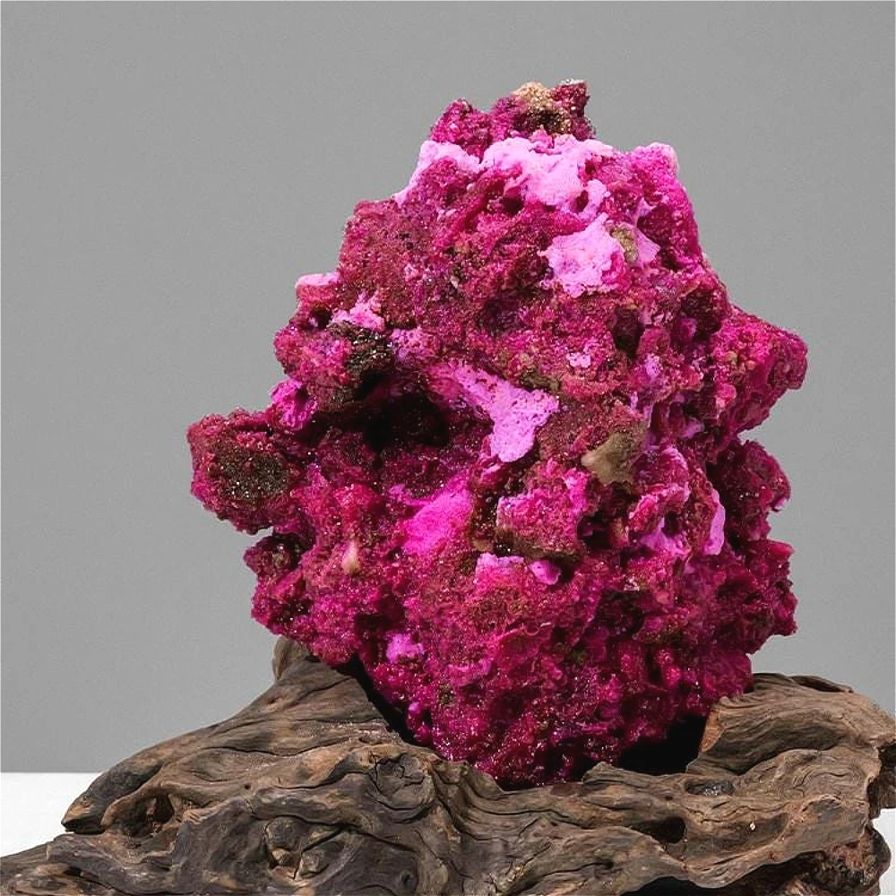 Espécimen de Corindón Rojo de Grado AAAA+ - Un Espécimen de Cristal Artificial Rojo que Brilla Bajo Luz Ultravioleta, un Cristal Rojo Brillante