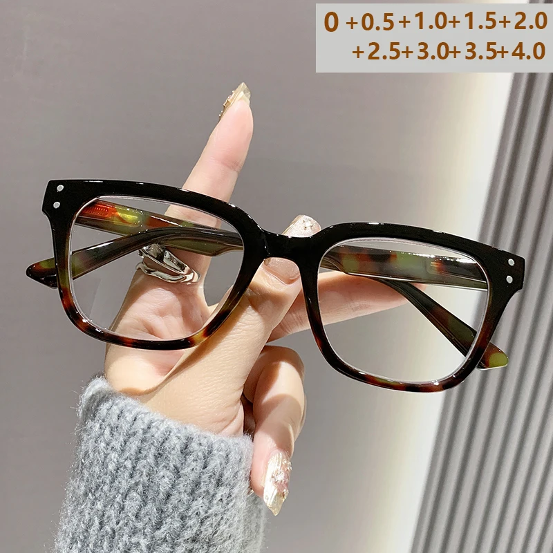 Neue kleine quadratische Anti-Blaulicht-Lesebrille mit Vintage-Linsen im Retro-Stil mit gefräster Punkten 2328