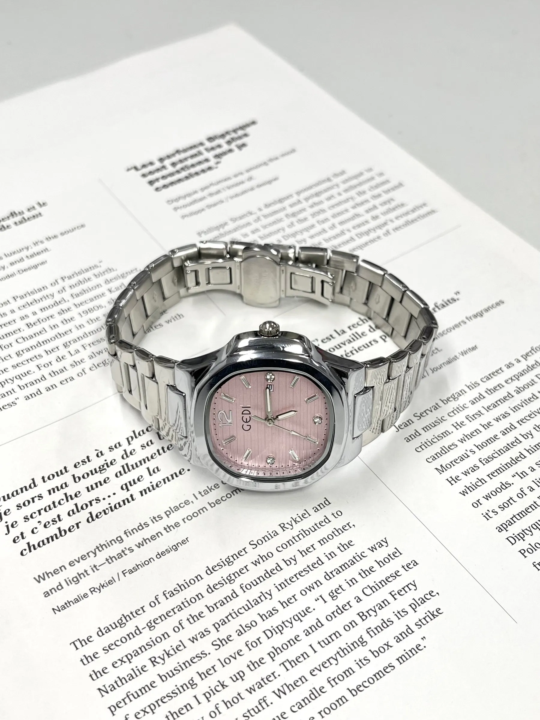 ساعة نسائية أنيقة 2026 مجموعة جديدة، ساعة نسائية فاخرة، تصميم راقي، متعددة الاستخدامات ومناسبة للطلاب.