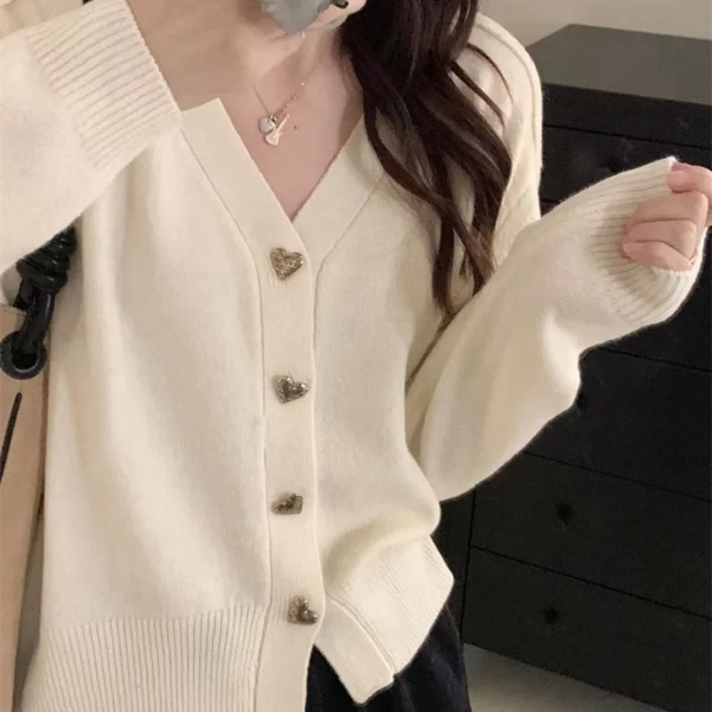 เสื้อคาร์ดิแกนถักนิตติ้งสีแดงเชอร์รี่คอวีติดกระดุมลายหัวใจสำหรับผู้หญิง ดีไซน์ฤดูใบไม้ร่วงฤดูหนาว เน้นสัดส่วนรัดเอว เนื้อผ้านุ่ม