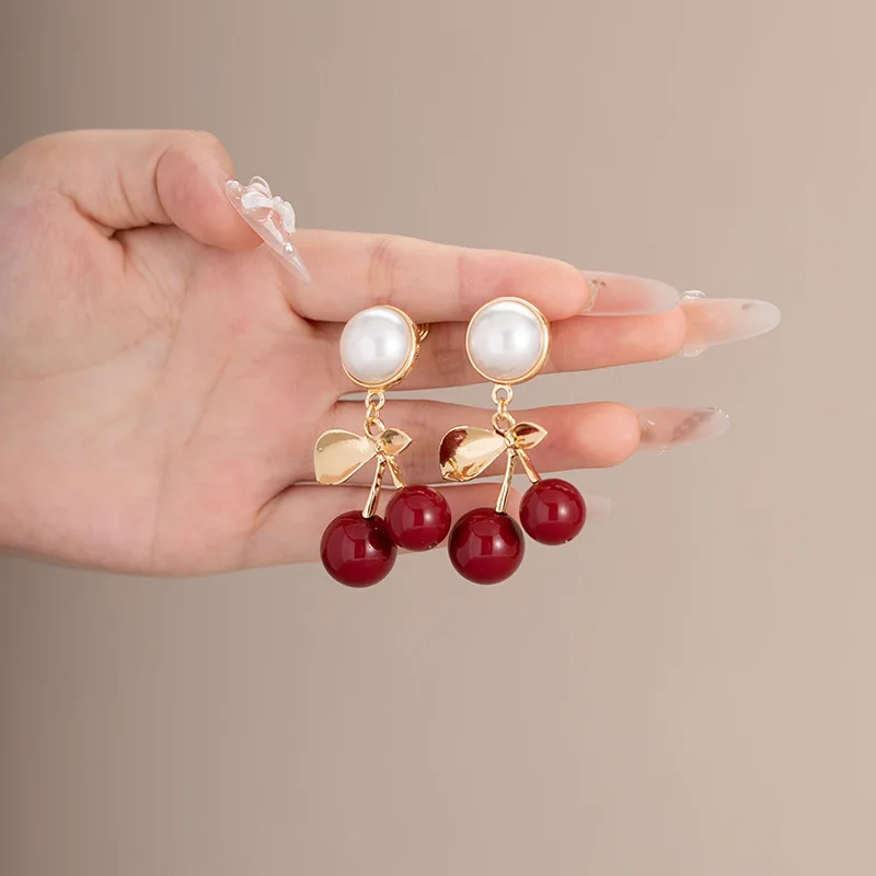 Sweet Vintage French Cherry Pearl Pendant Earrings Mosquito Coil Clip-on for No Piercing Cute Fruit Style Timeless Charm Jewelry