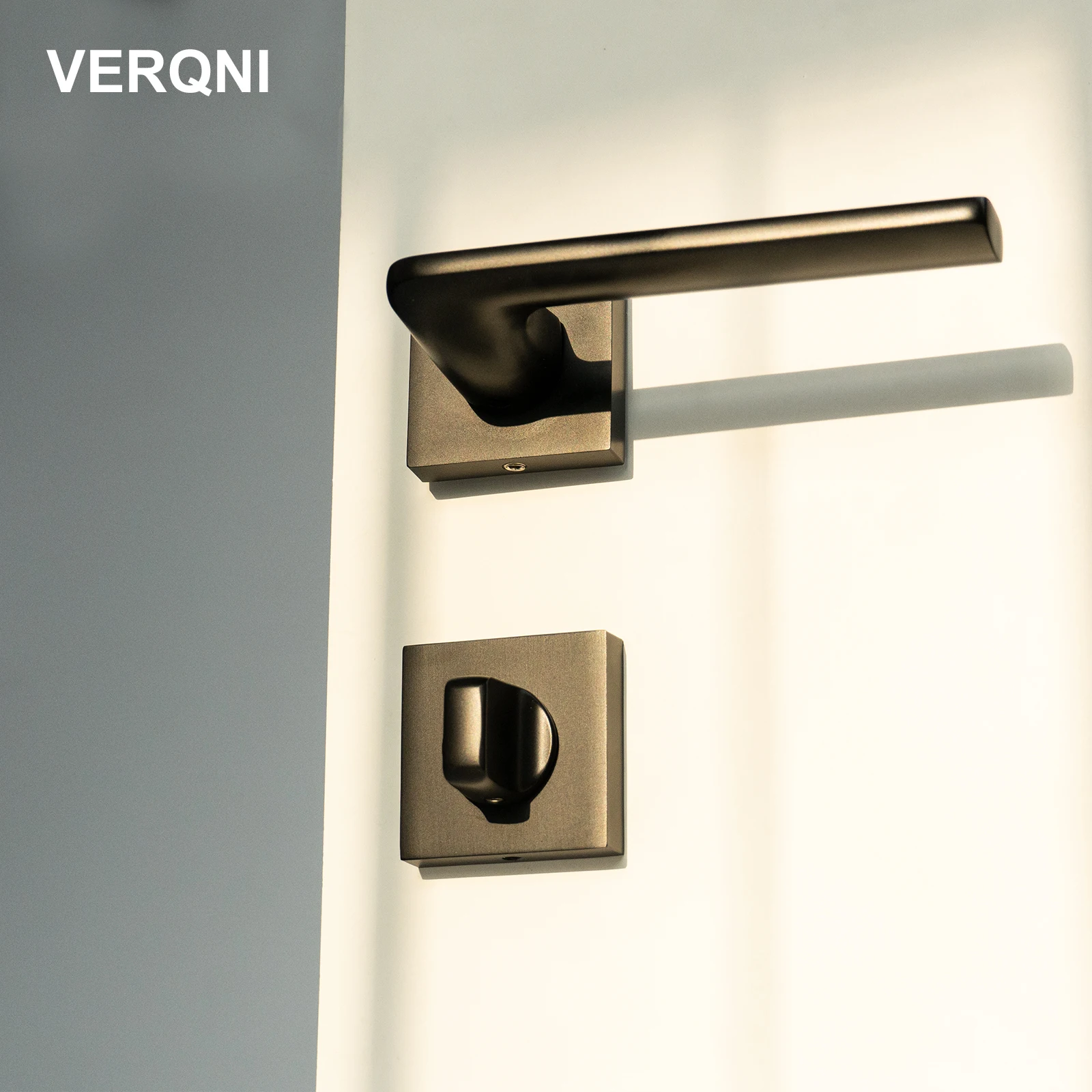 

VERQNI MANIGLIE & ACCESSORI HPF351 Минималистичный комплект дверных ручек из цинкового сплава с PVD-покрытием под золото, бесшумный, современный, с поворотным механизмом и защелкой.
