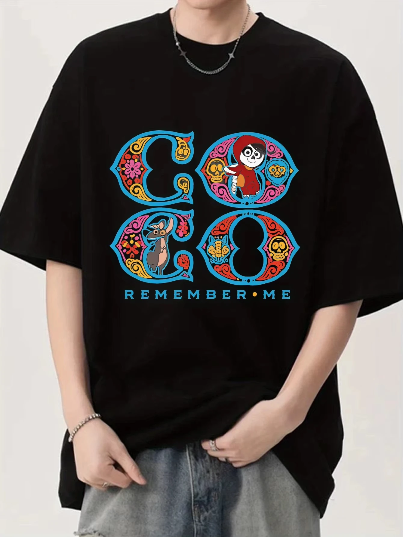 يعتمد ديزني رسميًا تي شيرت أسود مطبوع عليه طابع "كوكو" كاجوال