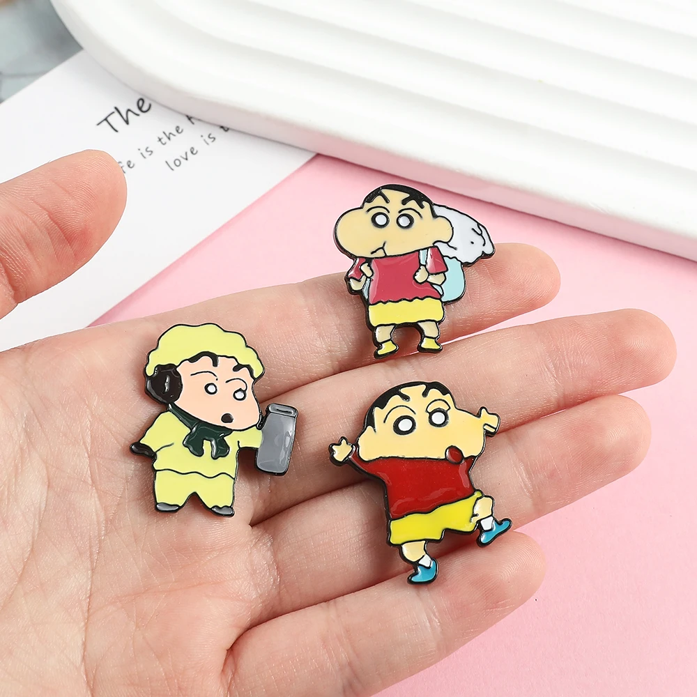 Japan Anime Crayon Shin Chan Revers Pins Rucksack Jeans Emaille Brosche für Frauen Cartoon Abzeichen Mode Schmuck Lustige Kind Geschenke