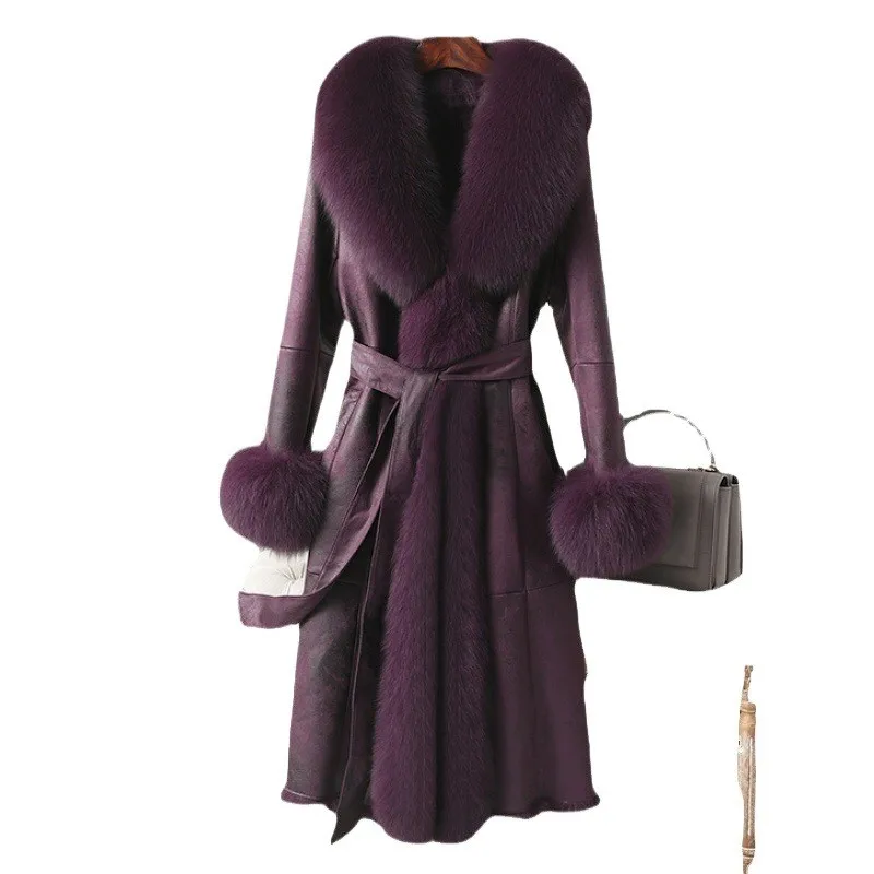 Ein neuer taillierter Pelzmantel für Damen mit mittellanger Mischung und