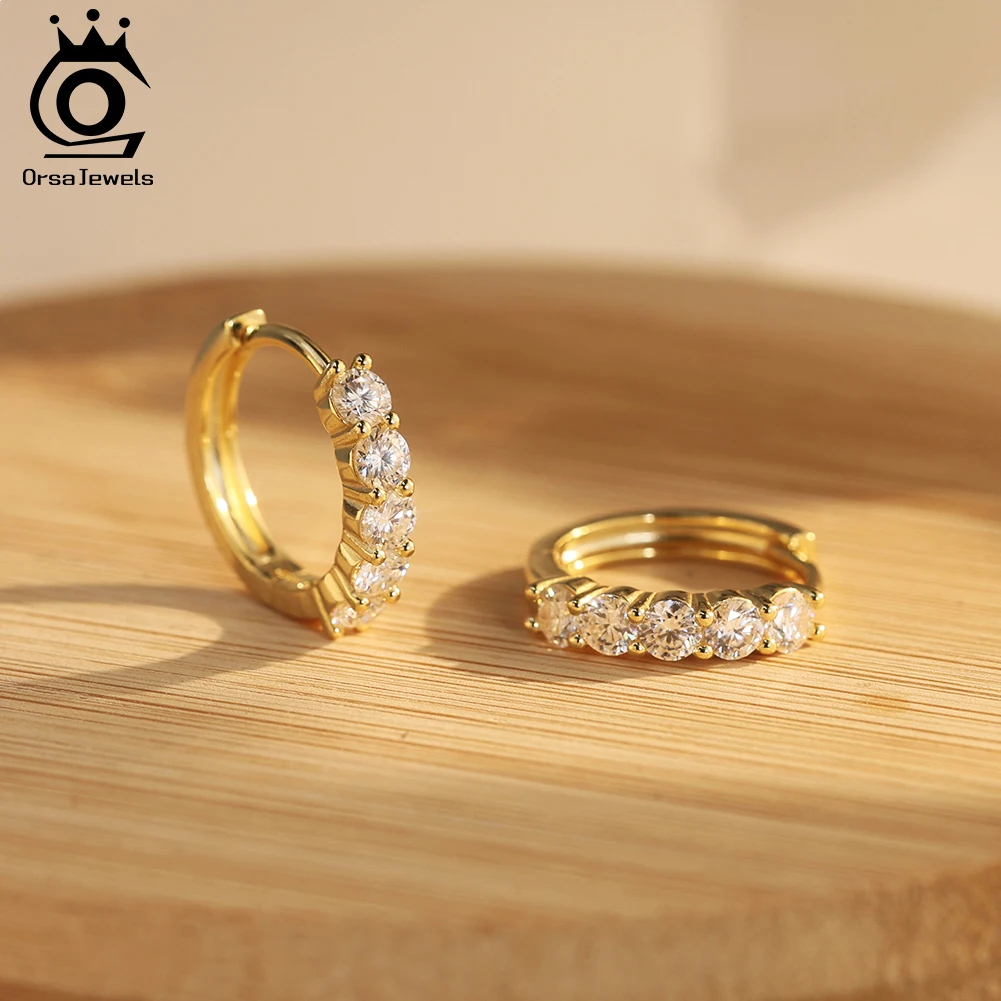 

Серьги-кольца ORSA JEWELS с муассанитом цвета D, сверкающие, из стерлингового серебра 925 пробы, классические, блестящие, повседневные, изысканные ювелирные изделия MOE14