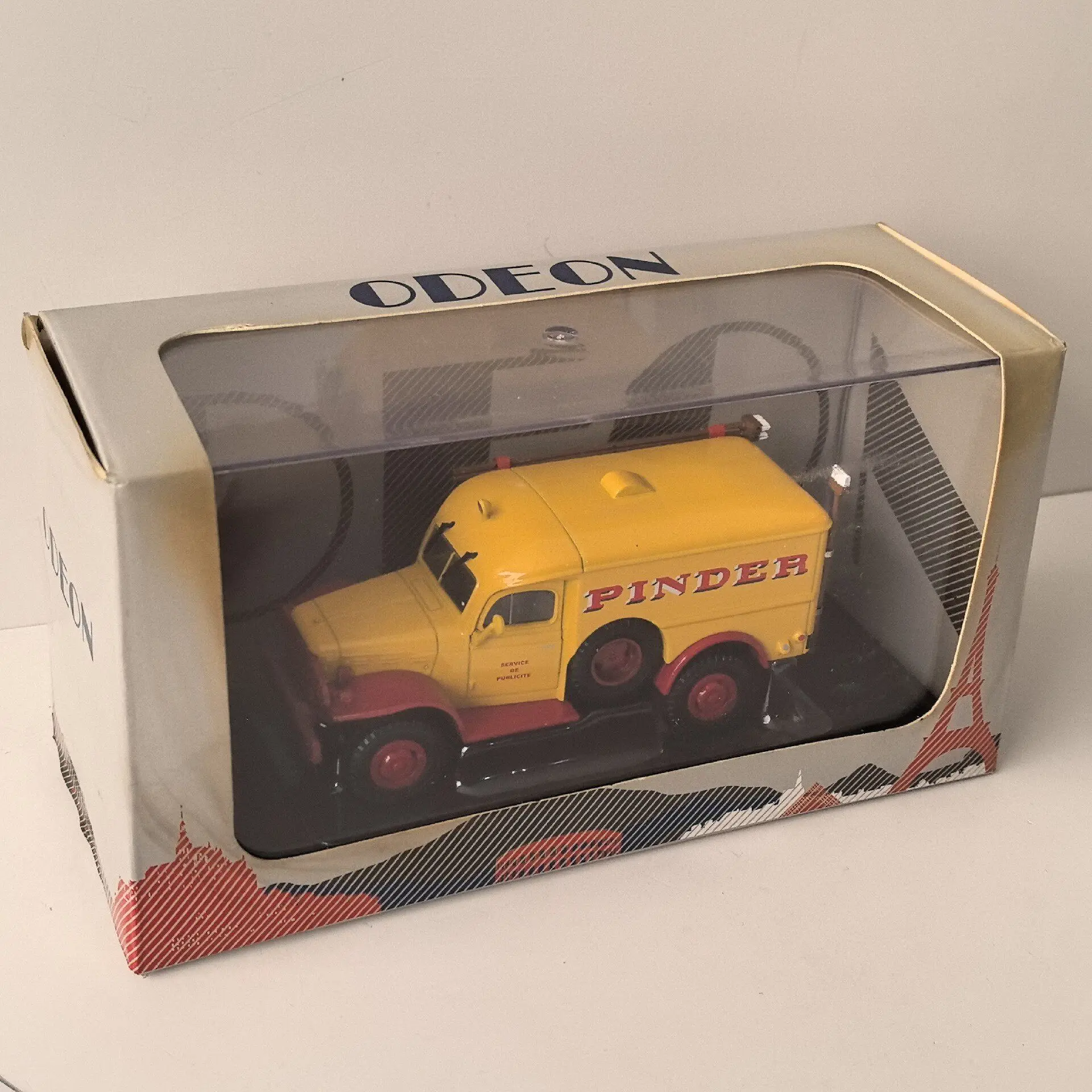

Модель автомобиля ODEON 1/43 DODGE WC54 9 из сплава с эффектом старения и дефектами поверхности, в коробке