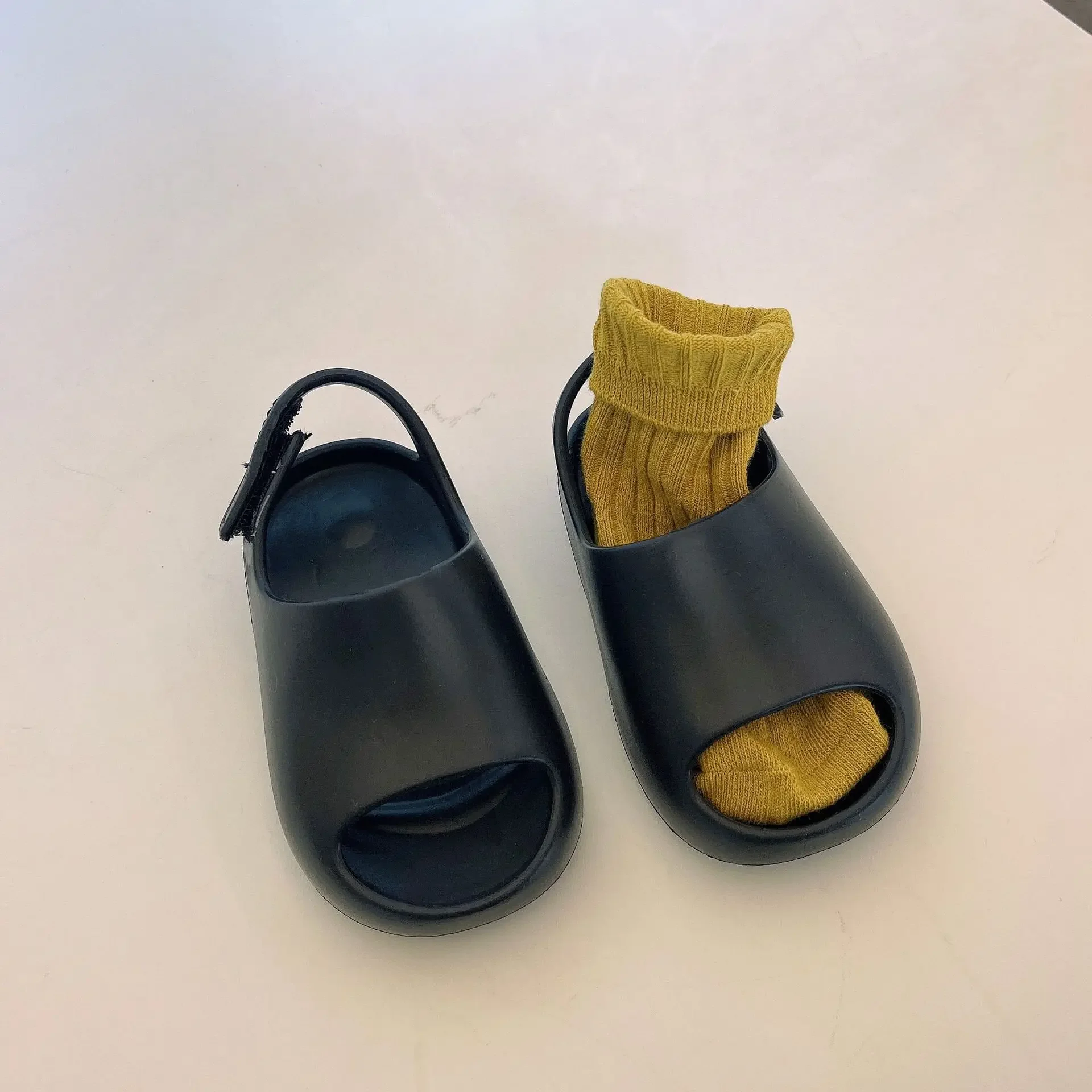 Chaussures d'été pour enfants, pantoufles de style coréen à la mode, sandales pour garçons et filles, chaussures de plage légères et solides, nouvelle collection 2024