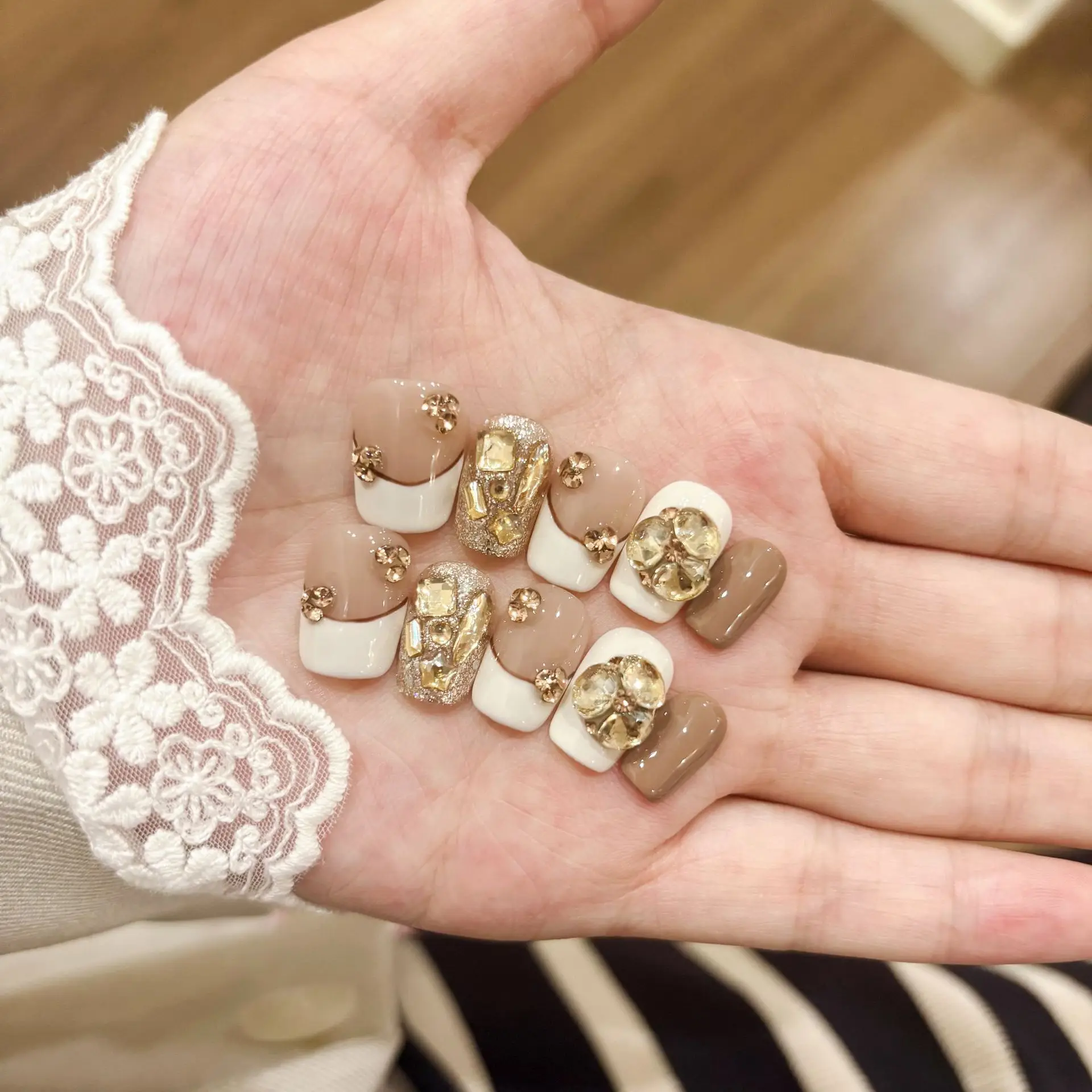 

10Pcs Handmade Short French Ins Press On Nails Shiny Gold Cat Eye Rhinestone Design Autumn False Nails Wearable Nails Tips Girls