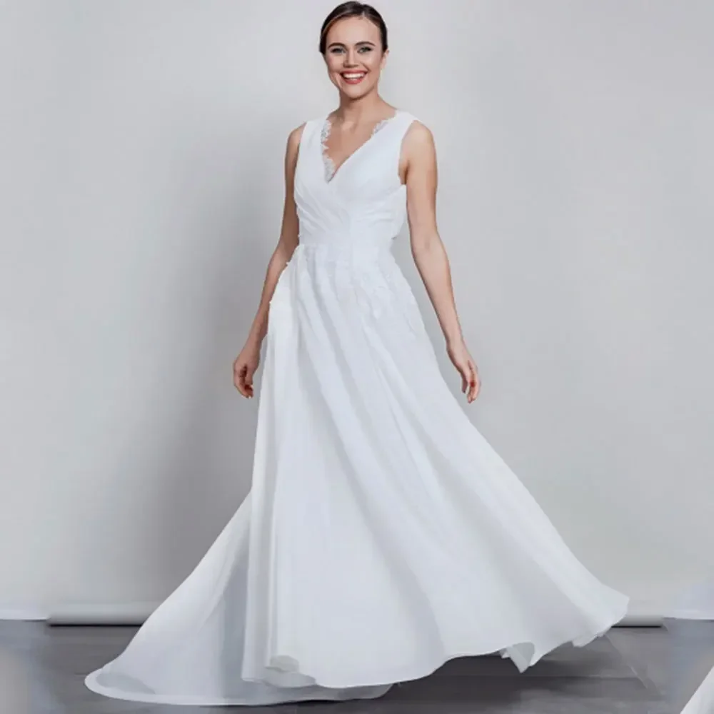 Maßgeschneidertes Boho-Chiffon-Hochzeitskleid mit V-Ausschnitt, elegantes Brautkleid mit applizierten Spitzenknöpfen, A-Linie, Sweep-Zug, modisches Vestido De