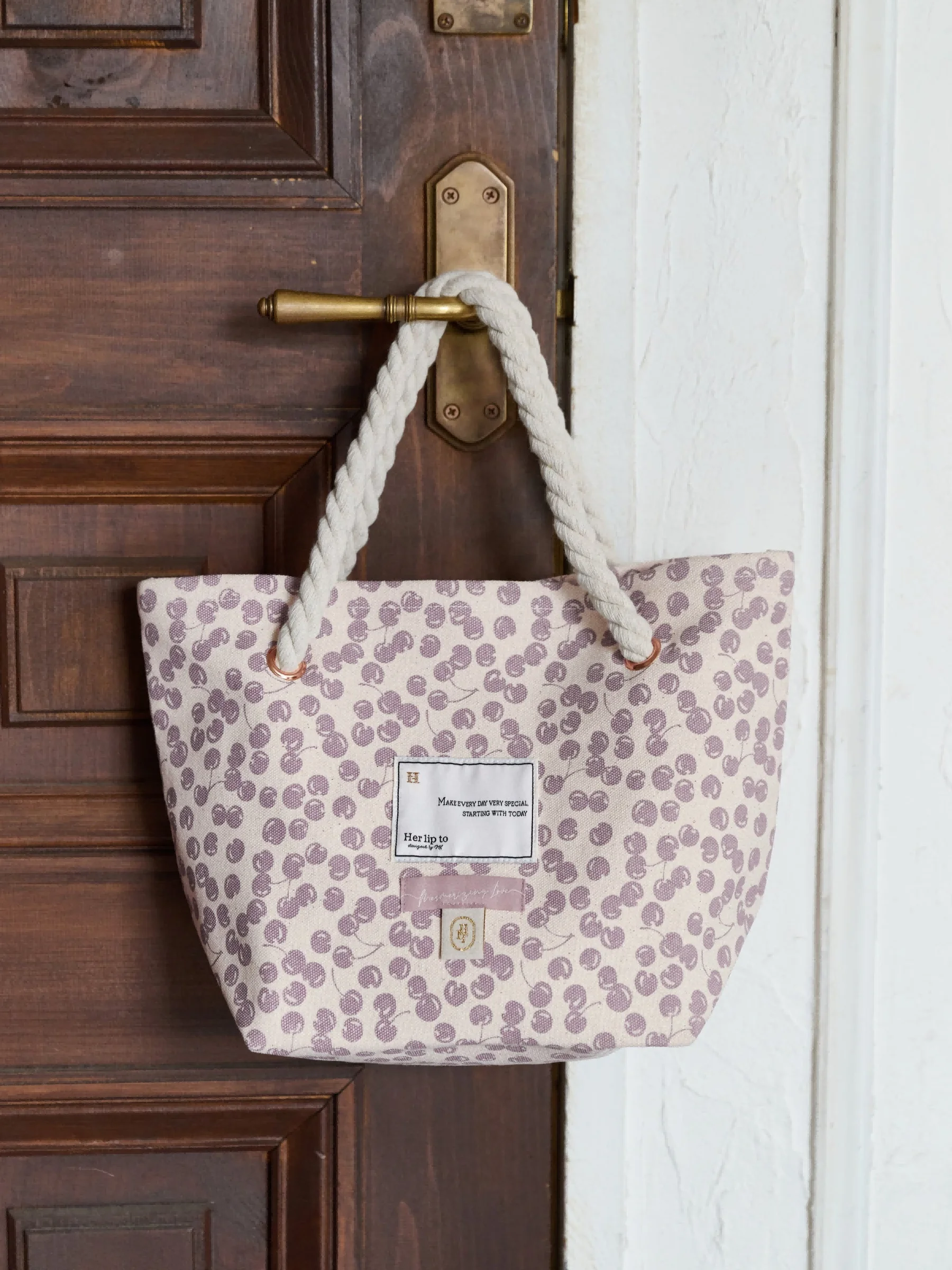 2026 Summer New Japanese Daily Commuter Cherry Fruit Print Tote Bag Female Sweet Single Room Canvas Bag for Women