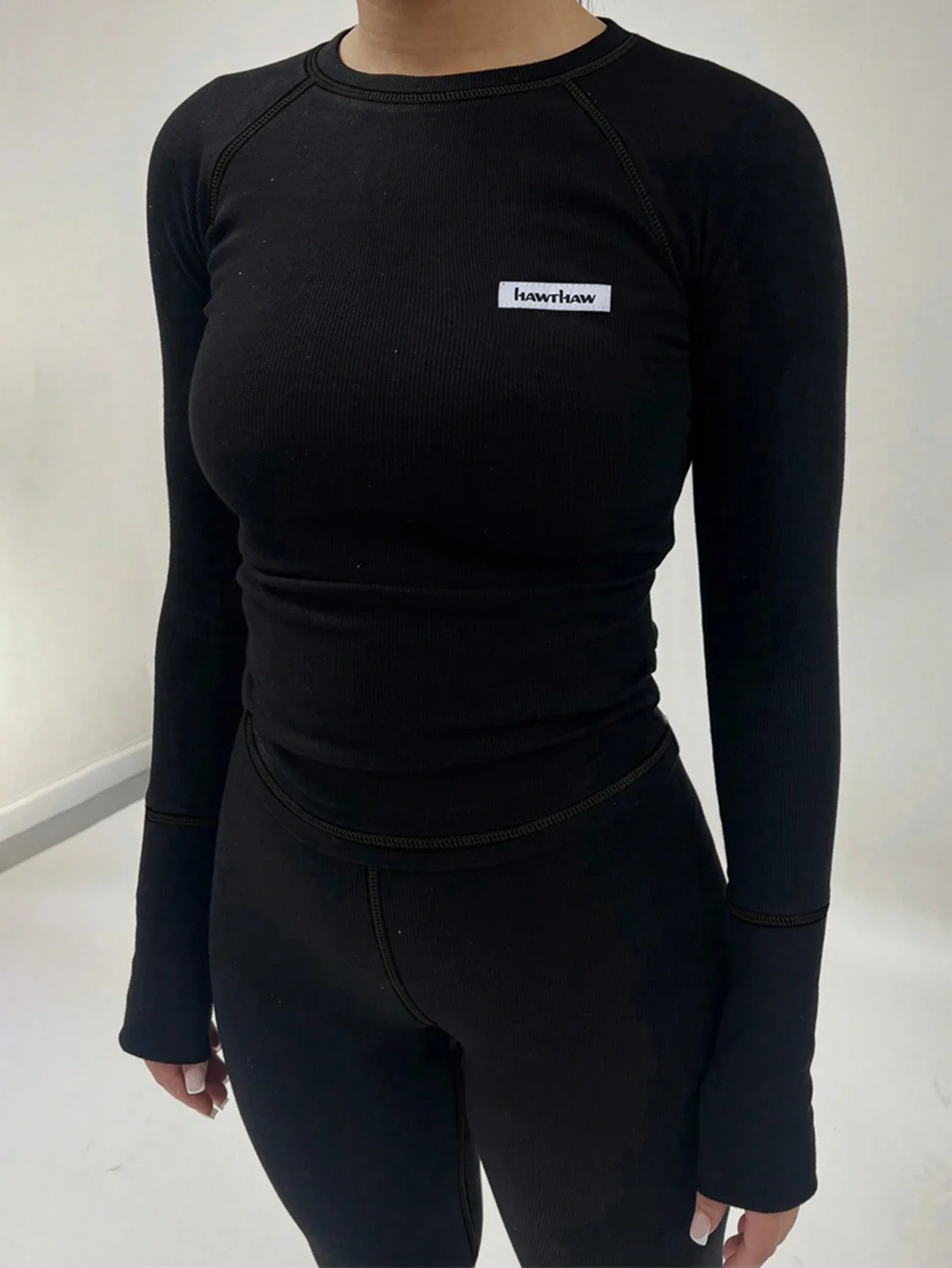 

Женский комплект из 2 предметов: облегающий топ с рукавами реглан и леггинсы, черный, весенний