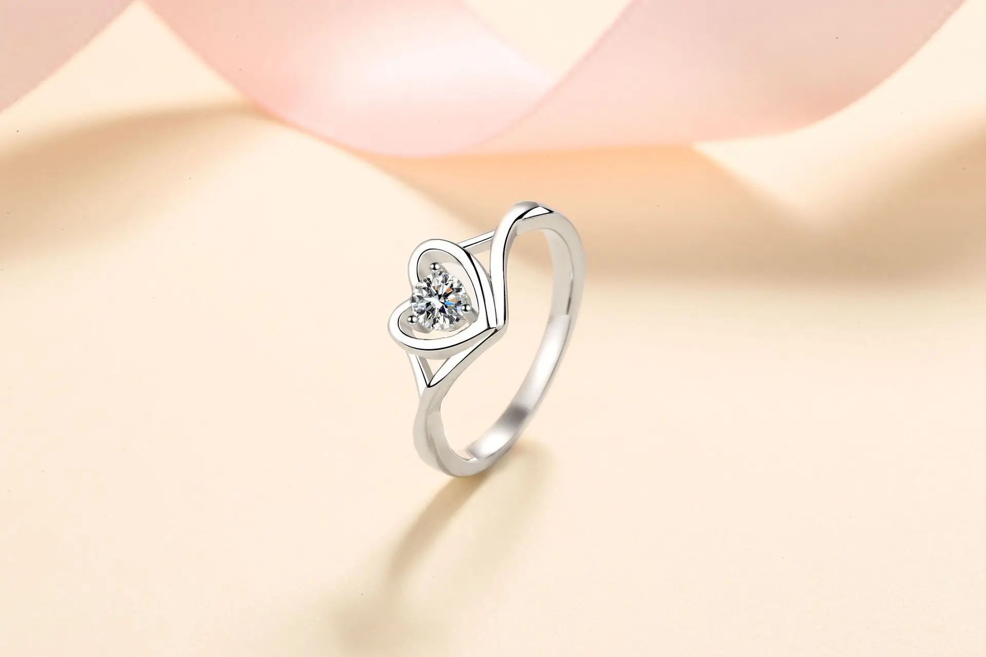 Elegant PT950 Platinum 0.3 Carat Heart Moissanite Ring for Women, Fashionable Small Daisy Inlaid Moissanite Ring