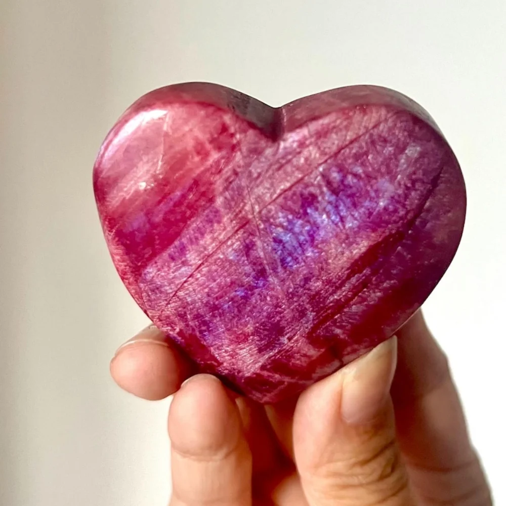 1pc Red Moonstone Heart Palm - Handcrafted Crystal Decor with Intricate Veining, Vibrant Red & Purple Hues