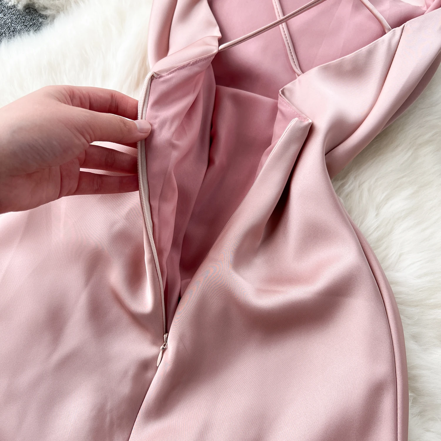 シックなセクシーなヴィンテージ中空アウトノースリーブバックレスサテンエレガントなフレンチファッションビーチカジュアル夏の女性のドレス