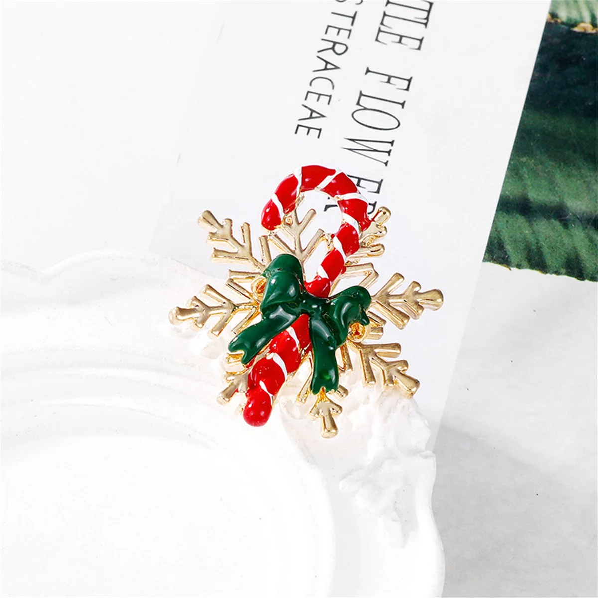 Rinhoo Snowflake Red Crutch Green Bowknot Brooches Pins For Women Wreath Rhinestone Star New Year Badges Winter Festivel Jewelry