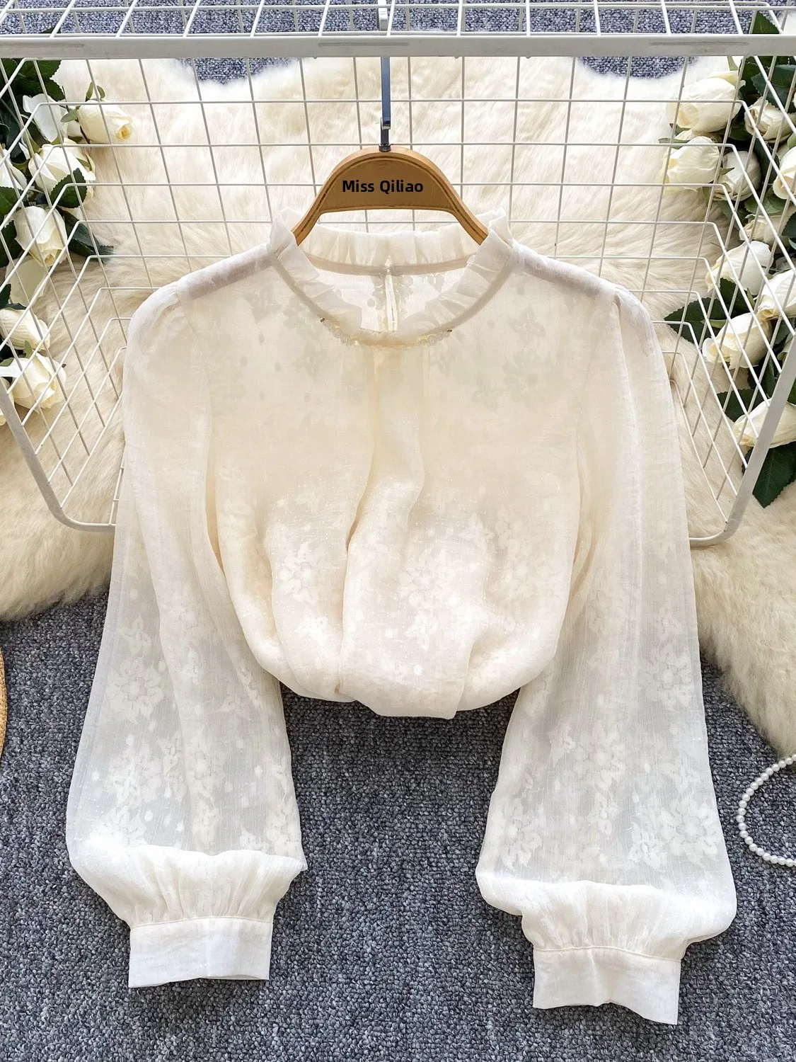 เสื้อตาข่ายปักลายฉลุ ผ้าเนื้อนุ่ม ใส่สบาย ทรงหลวม ใส่ได้หลายโอกาส เหมาะสำหรับเป็นเสื้อตัวใน หรือใส่เดี่ยวๆ ด้วยงานปักที่ละเอียดอ่อน