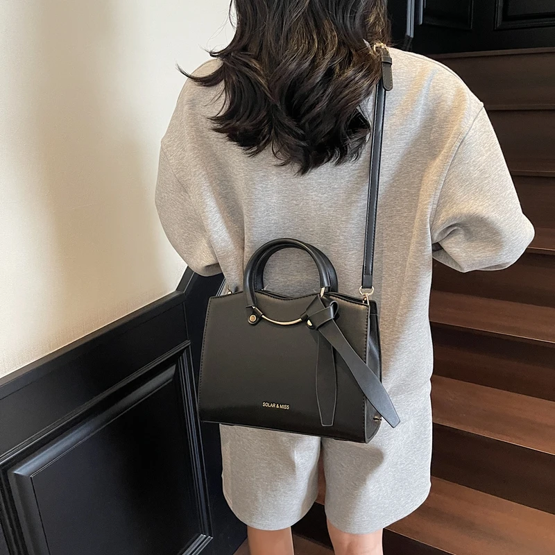 

Classic Paris Fashion Crossbody Handbag For Women With Solid Color Trendy Design Letter Logo Luxury