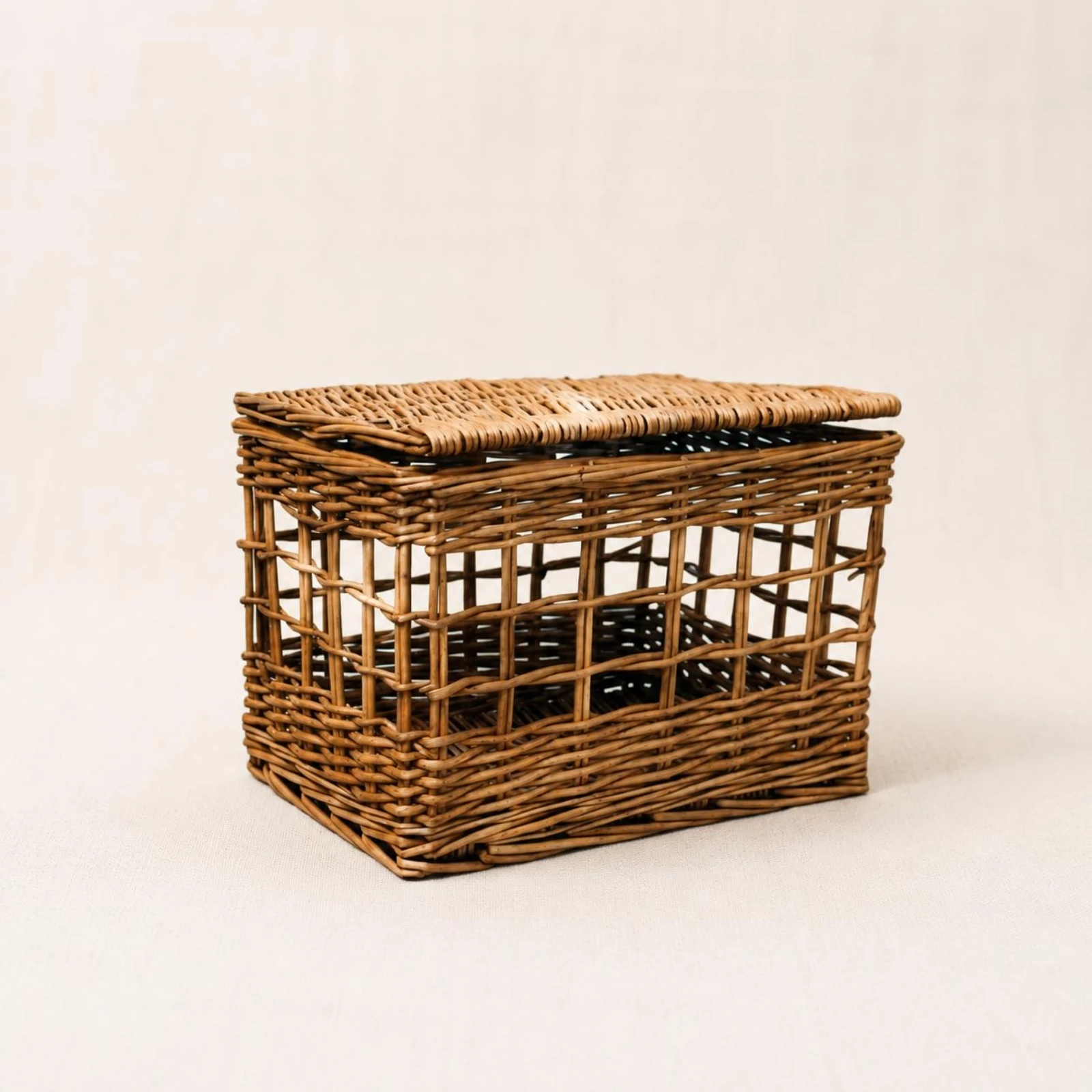 

Wicker Storage Basket with Lid Rustic Hand-Woven Storage Basket Airy Lattice Natural Tan-Brown for Home Decor