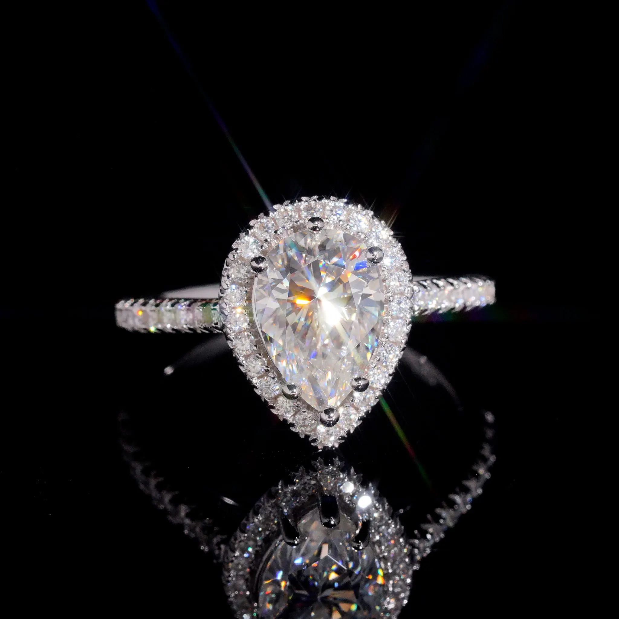 Anillo de plata 925 con forma de gota de agua y una piedra de moissanita de 2 quilates, una joya de alta gama y diseño moderno, ideal para pedir matrimonio, expresar amor y celebrar momentos románticos.
