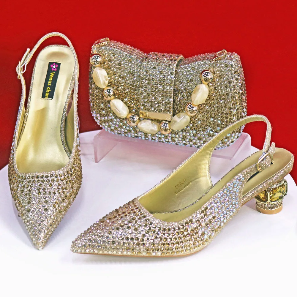Afrikanische Neueste Mode Party Hochzeit Goldfarben Spitze High Heels Wasser-Diamant Glänzende Sandalen und Taschen-Set