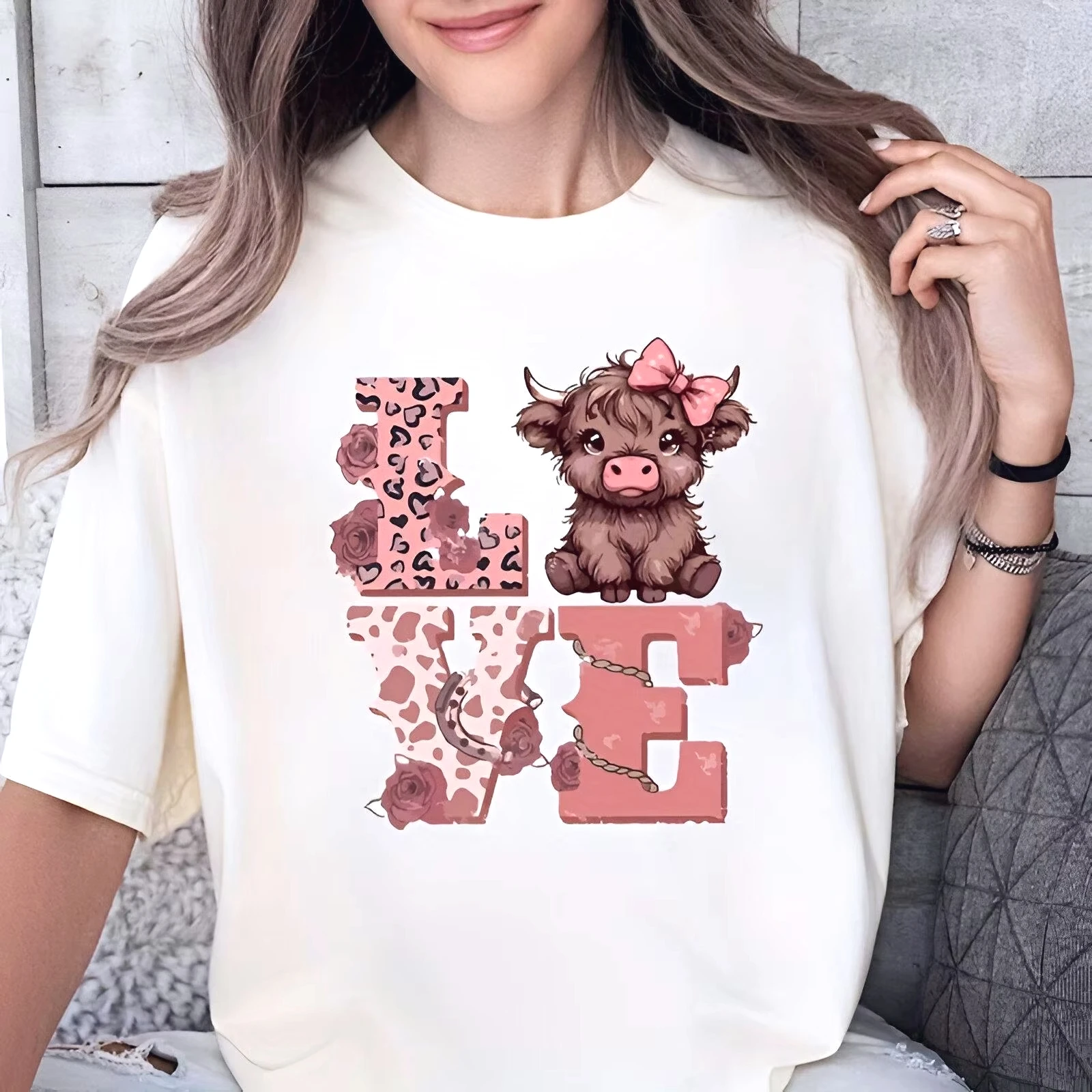 Women's Pink Highland Cow Graphic T-Shirt Cute Scottish Cow Print with Flowers & Hearts Soft Breathable Short Sleeve Unisex Tops
