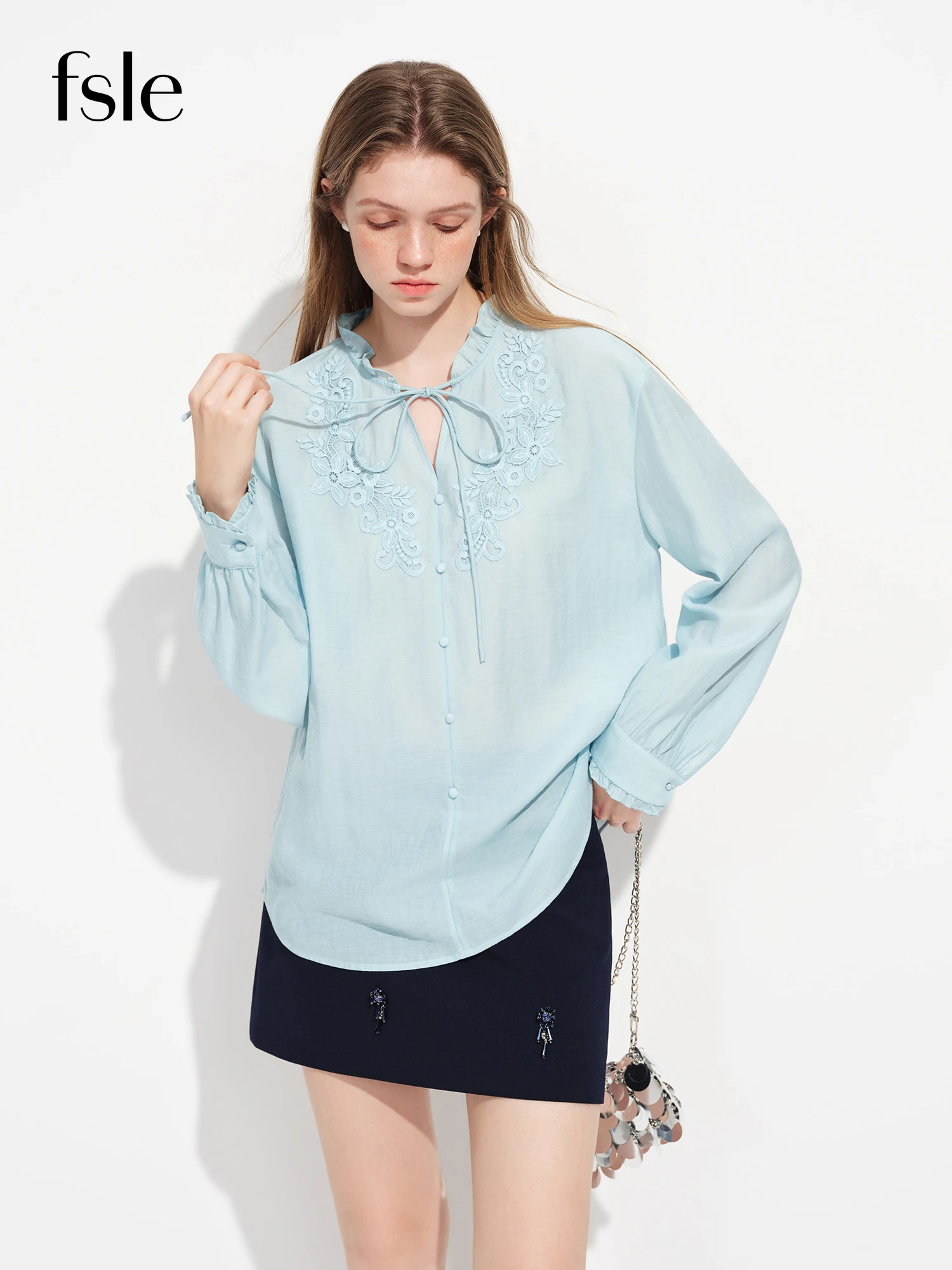 

Женская блузка FSLE 2026 весна: элегантная повседневная рубашка с 3D-цветочными аппликациями и завязками на шее из смесового тенсела и льна