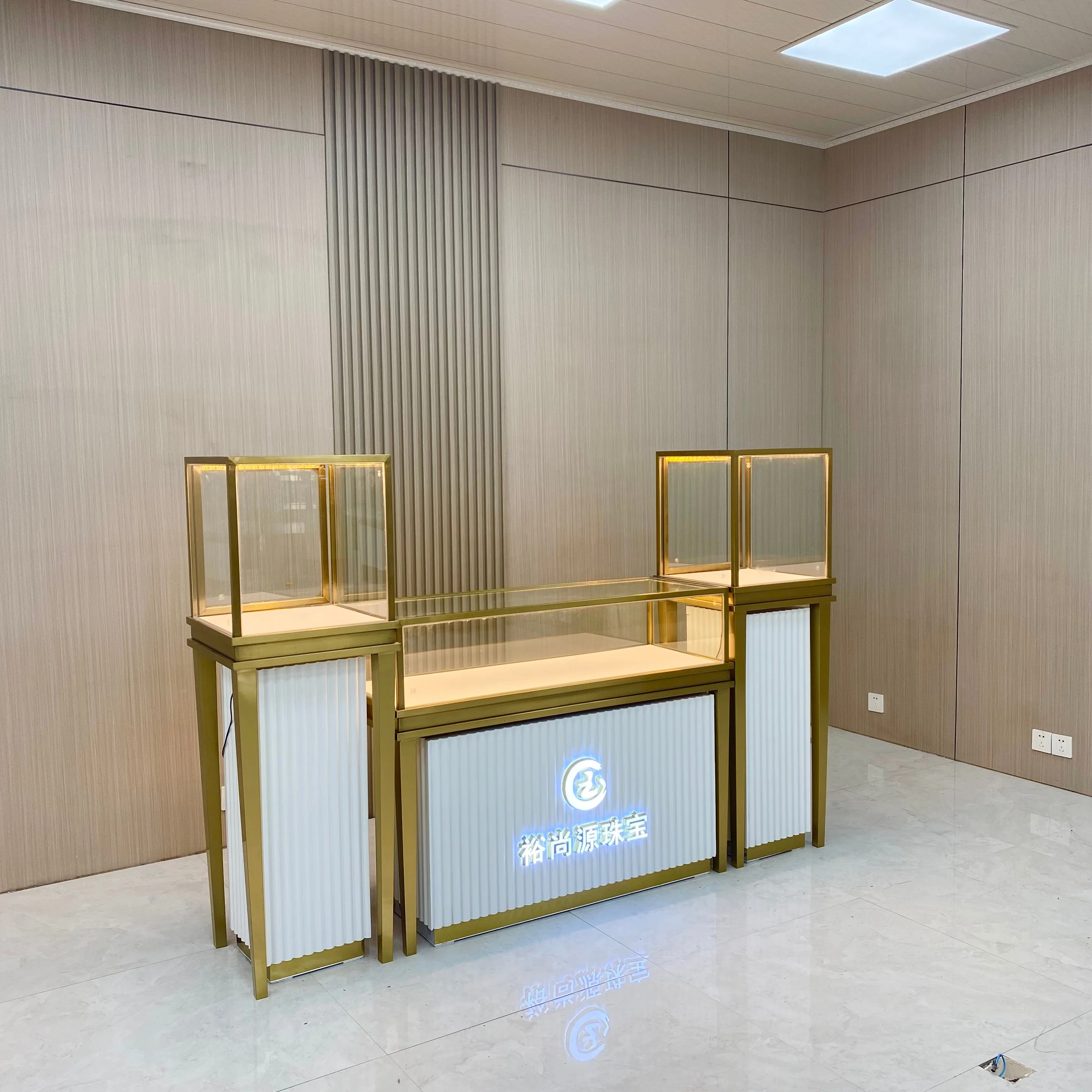 Custom.Luxury Jewelry Store Custom Design Jewelry Glass Showcase Display Cabinet for Jewelry Necklace Earrings Kiosk
