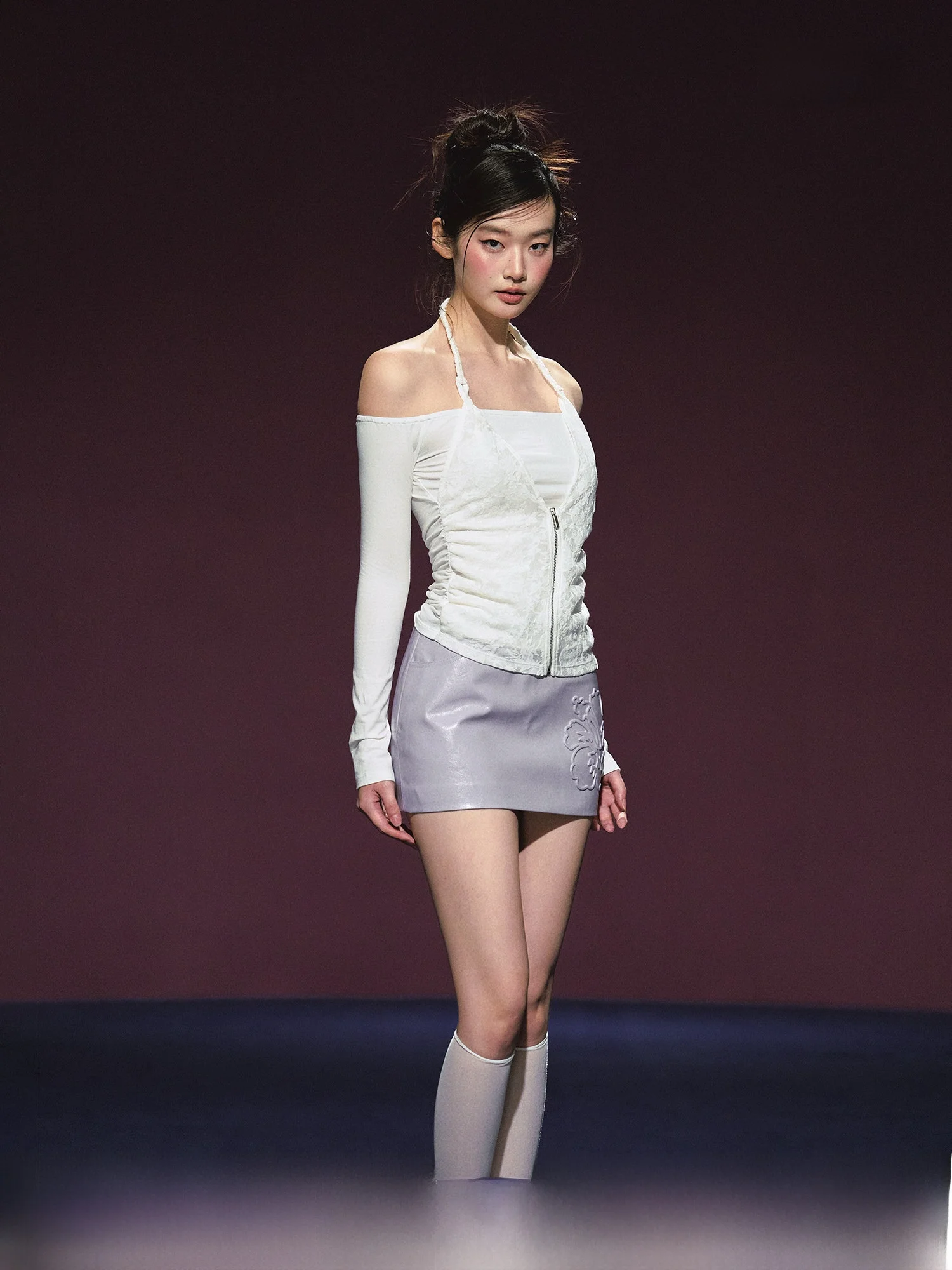 

Женская приталенная футболка AGAM с кружевом, открытыми плечами, длинным рукавом, V-образным вырезом, прозрачными вставками и эффектом двухслойности, из смесового хлопка и полиэстера