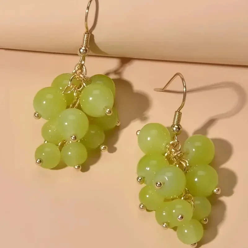 

Y2K-Inspired Green Grape Earrings Cute Plastic Fruit Design Ear Clips for Women Stylish Grape Earrings Piercing Jewelry Tie Clip
