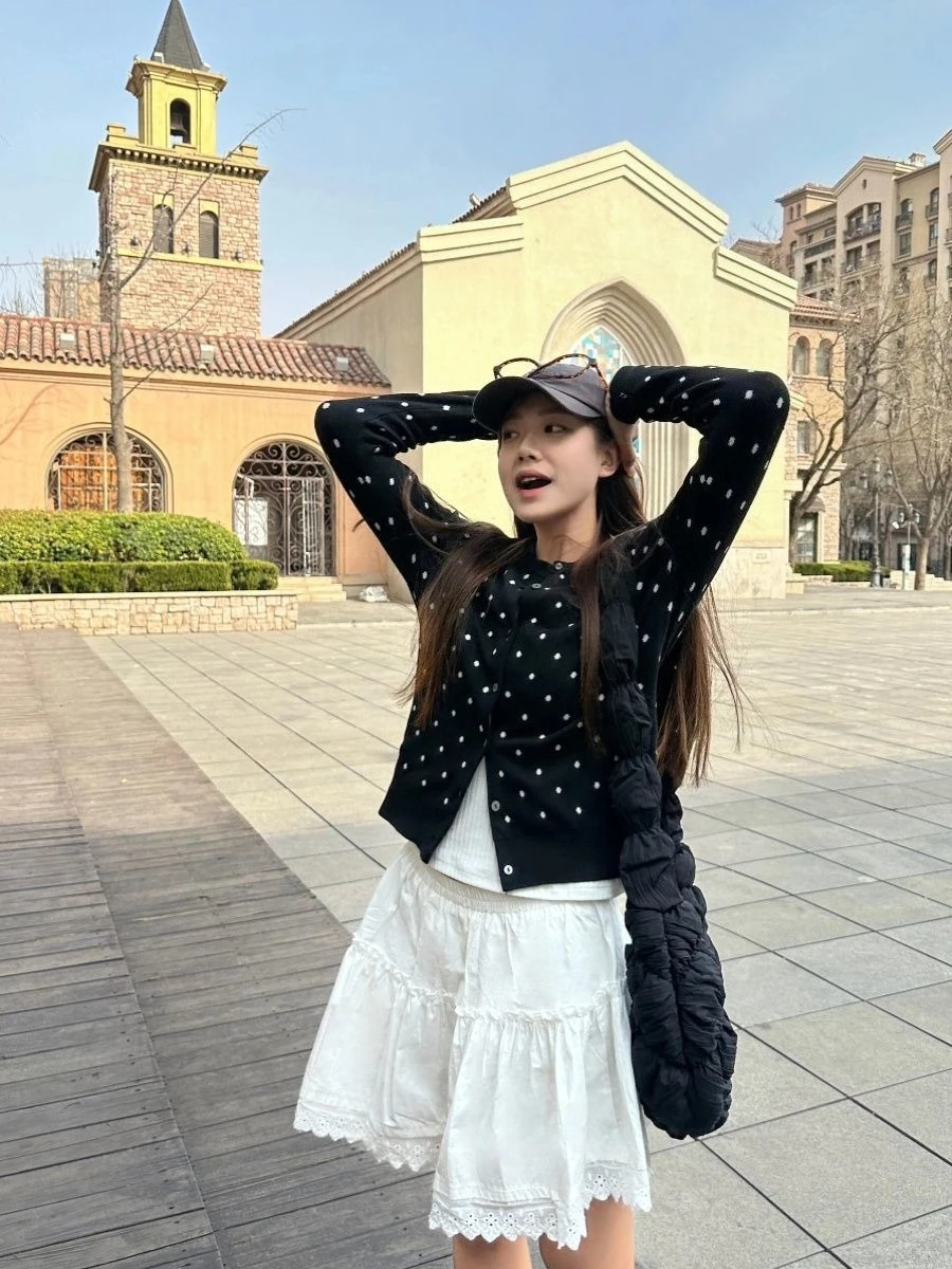 Krótki sweter damski w stylu Y2K, japoński vintage, dzianinowy, z długim rękawem, dekolt okrągły, casualowy, z ozdobnymi kropkami, dopasowany, zapinany na guziki, retro odzież damska.