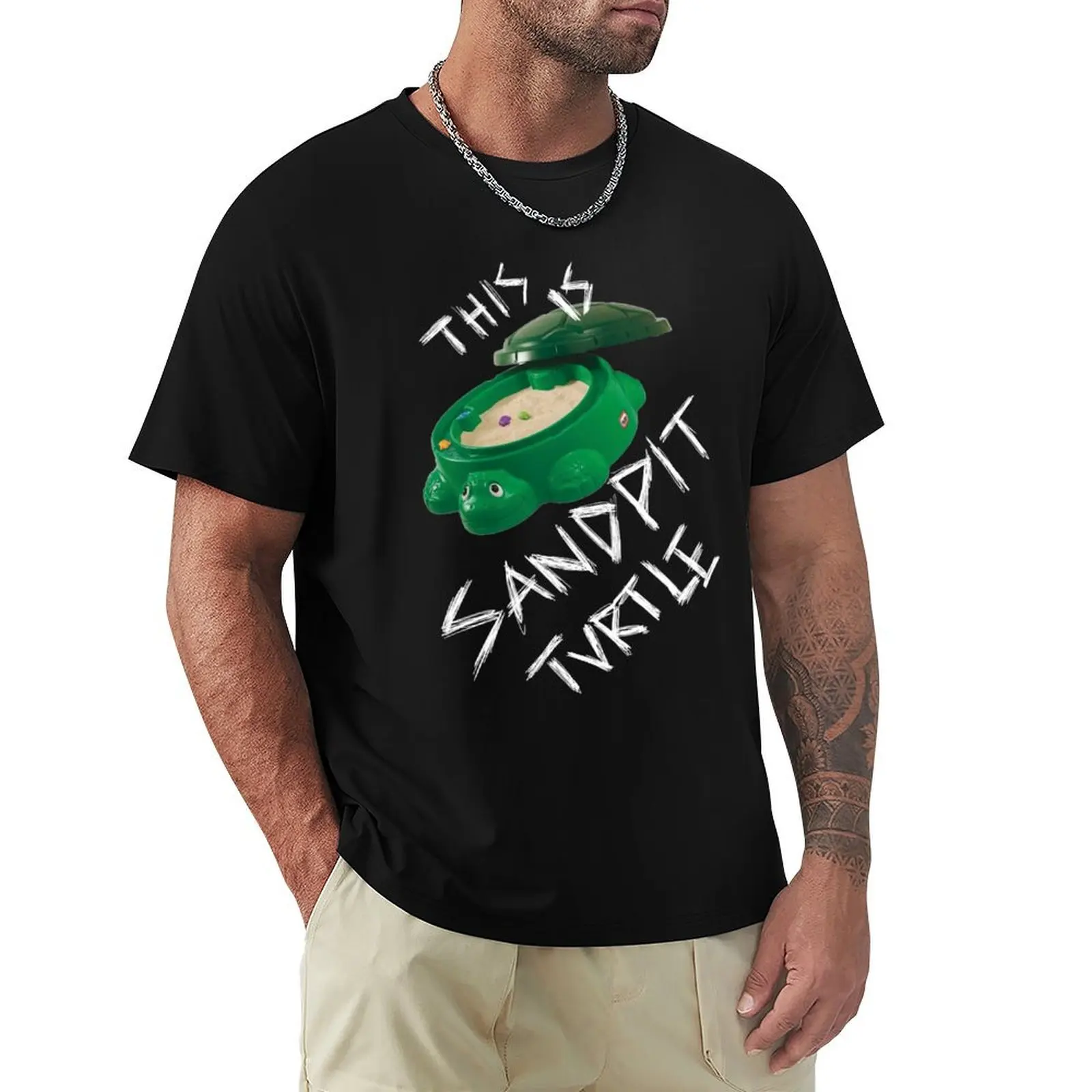Camiseta de manga curta com estampa de verão, estampa de verão, branco sobre preto, This Is Sandpit Turtle - bmth meme