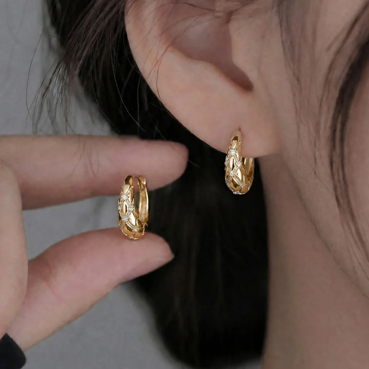 

1-piece set of light luxury vintage style diamond geometric pattern gold ear buckles for women Hoop Earrings