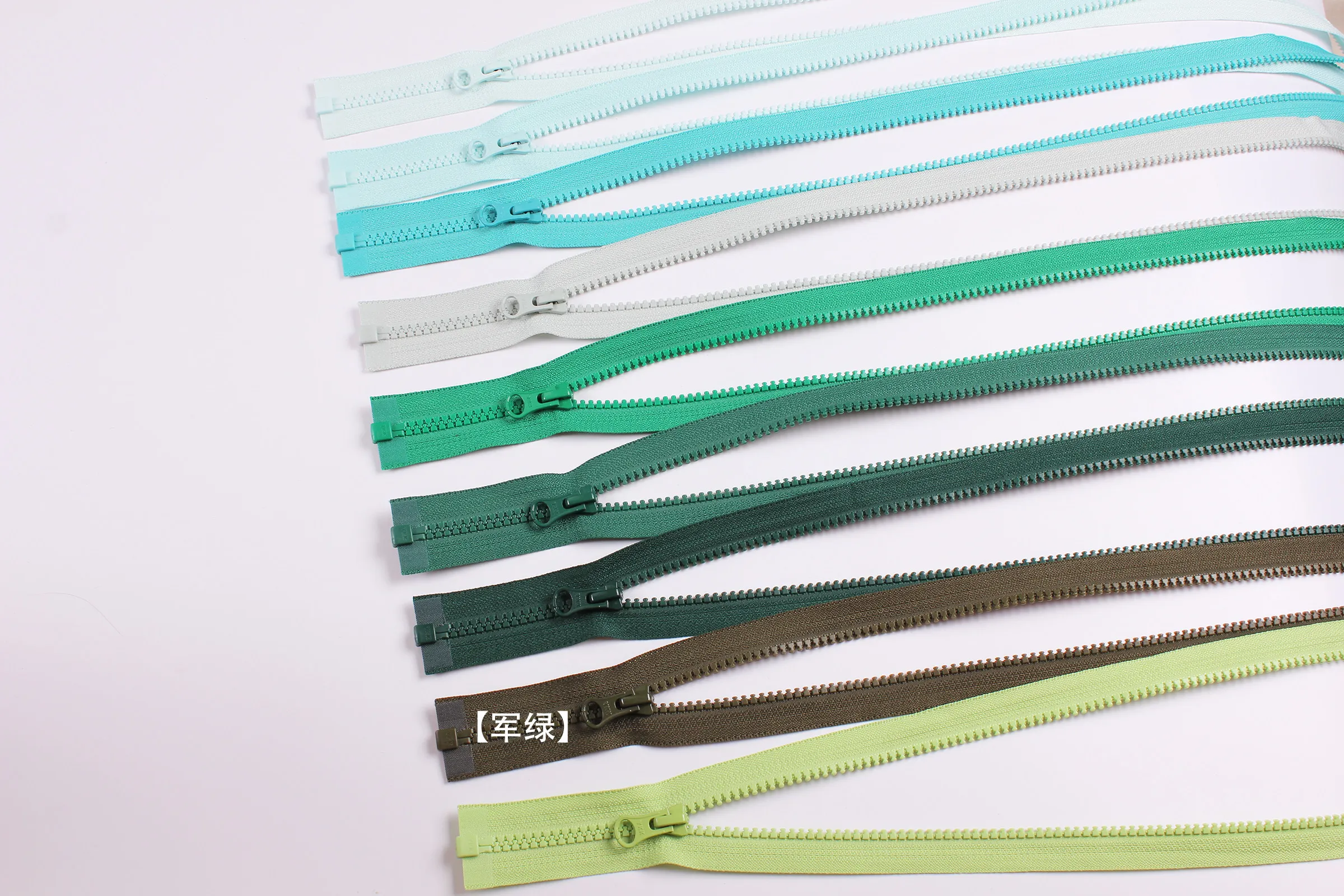 YKK-Reißverschluss Nr. 5 Harz-Gummi-Zahnöffnung, Reißverschluss am Schaf, dicke Schuljacke, Daunenbaumwolle, Echt – Detail 30