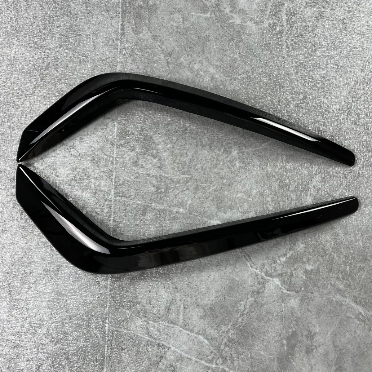 2PCS Front Bumper Splitter Wind Knife Fog Lamp Trim for Skoda Superb 2016 2017 2018 Air Vent Spoiler Fog Lamp Cover Accessories
