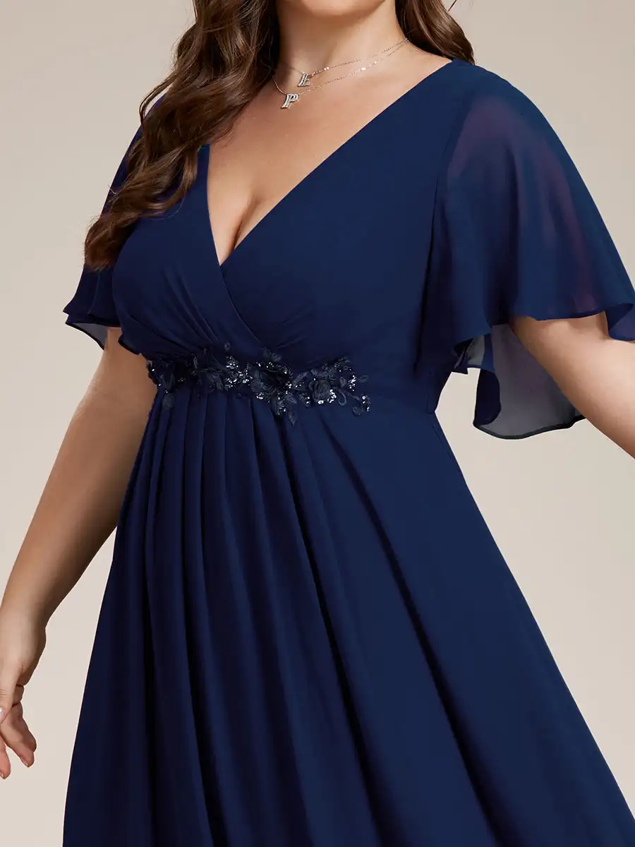 Vestido de noche de talla grande con cuello en V, apliques plisados hasta el suelo, vestido de dama de honor azul marino con apliques de encaje 2025