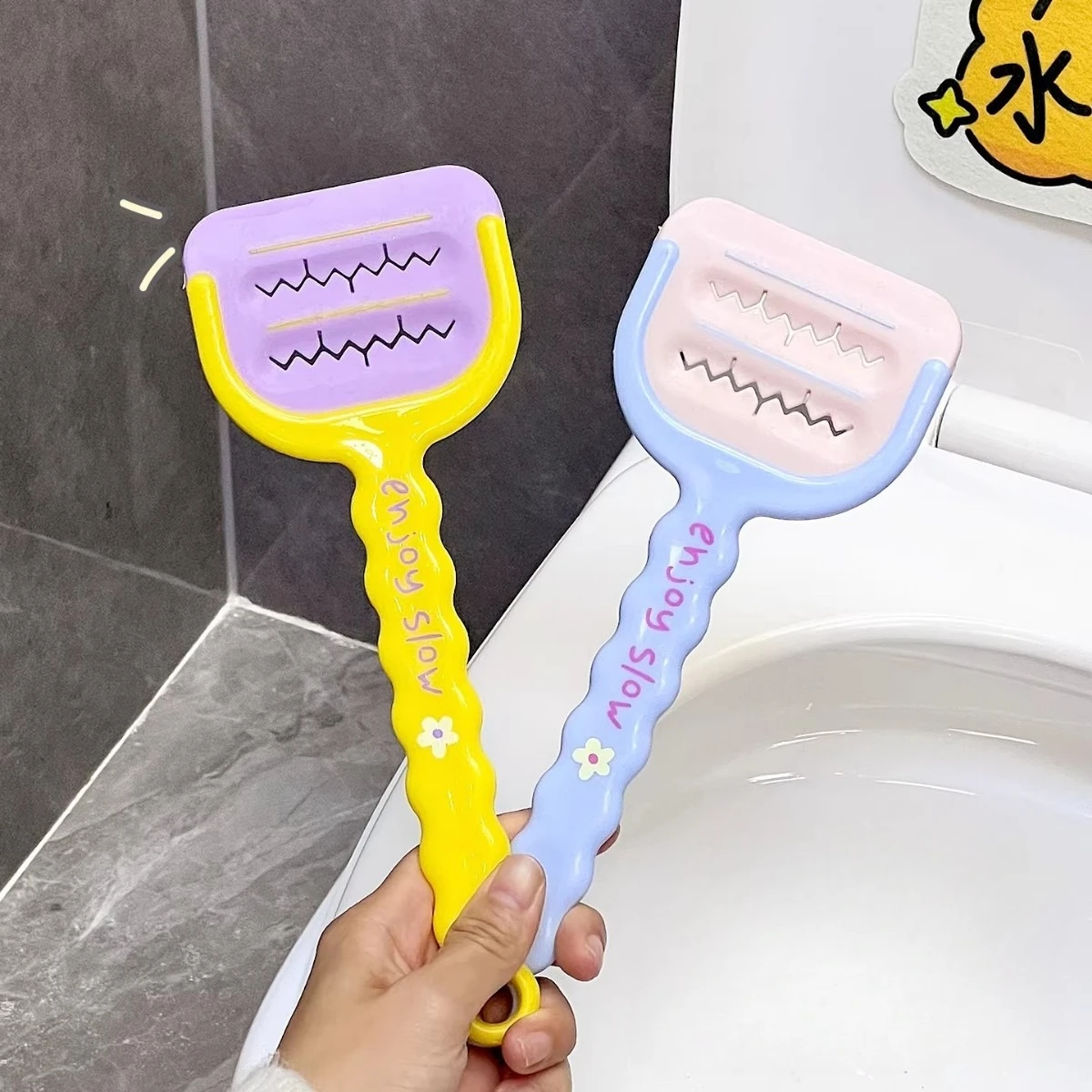 

Многофункциональная щетка-скребок для уборки ванной комнаты с длинной ручкой для труднодоступных мест и удаления грязи