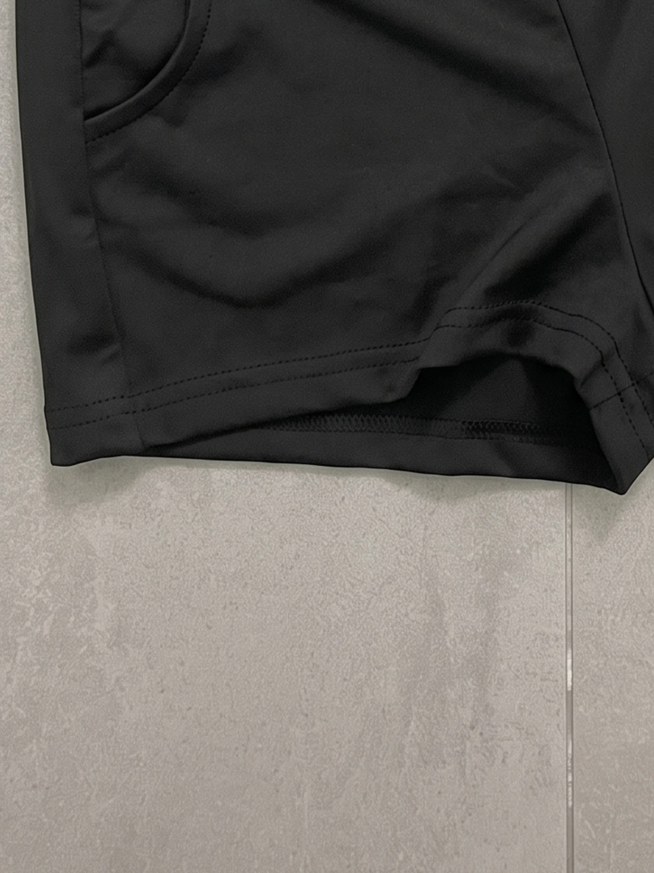 Sommerliche Basic-Shorts für Damen mit hoher Taille, Harajuku-Stil, einfarbig schwarz, grau gestreift, mit zwei Knöpfen an der Vordertasche, elastischem Bund, lässige Hose. – Detail 5