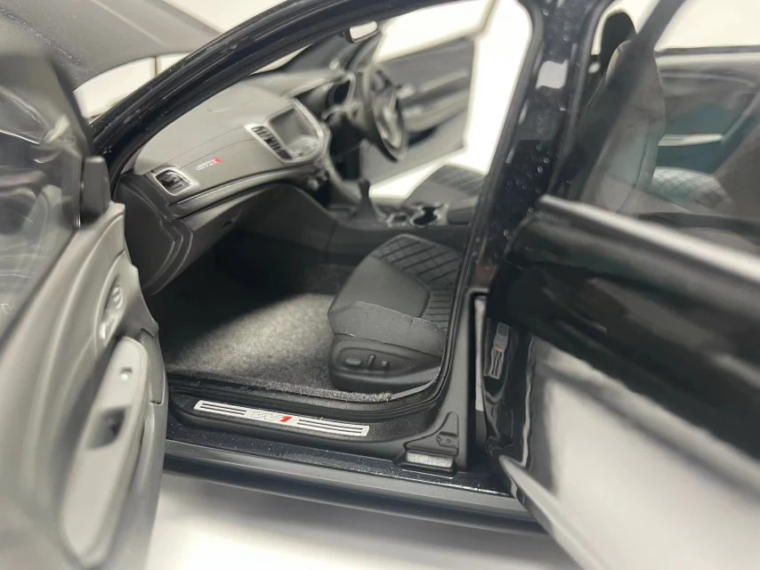 1:18 هولدن HSV GTSR HERON نموذج سيارة سيدان فاخر محاكاة دييكاست سيارة سبيكة معدنية نموذج سيارة جمع الهدايا