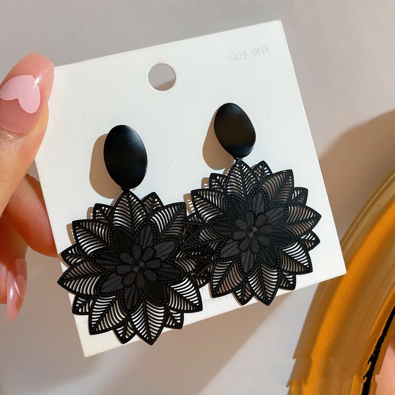 Trendy Black Round Flower Drop Earrings for Women Hollow Out Floral Pendant Earrings Wedding Party Simple Big Jewelry Gifts