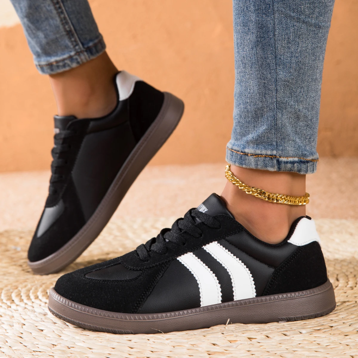 Women Daily Walking Board Shoes Lace Up Gum Sole Flat Skate Shoes Retro Suede Vintage Unisex Patchwork Casual Sneakers