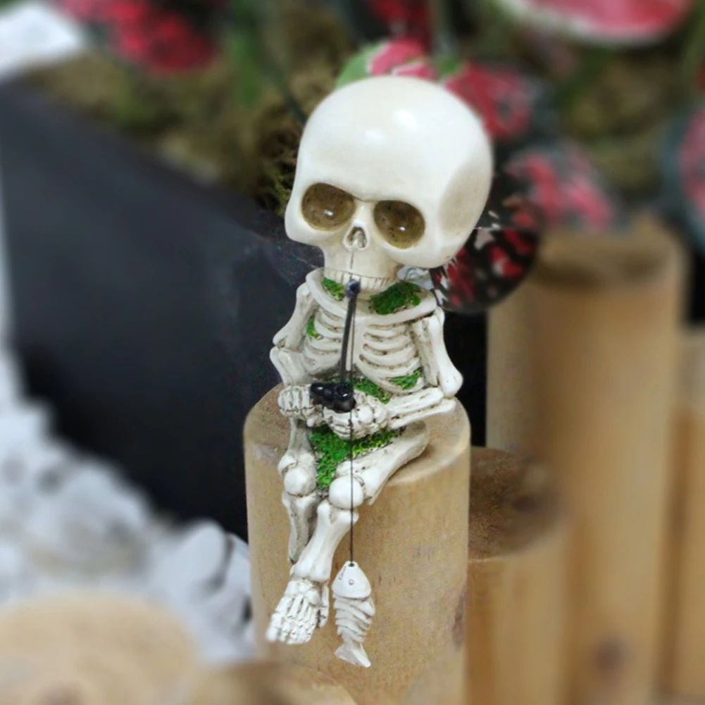 Resin Fishing Skeleton Statue Halloween Decor Mini Skull Figurines Small Skeleton Ornament for Outdoor Garden Yard Lawn Pond