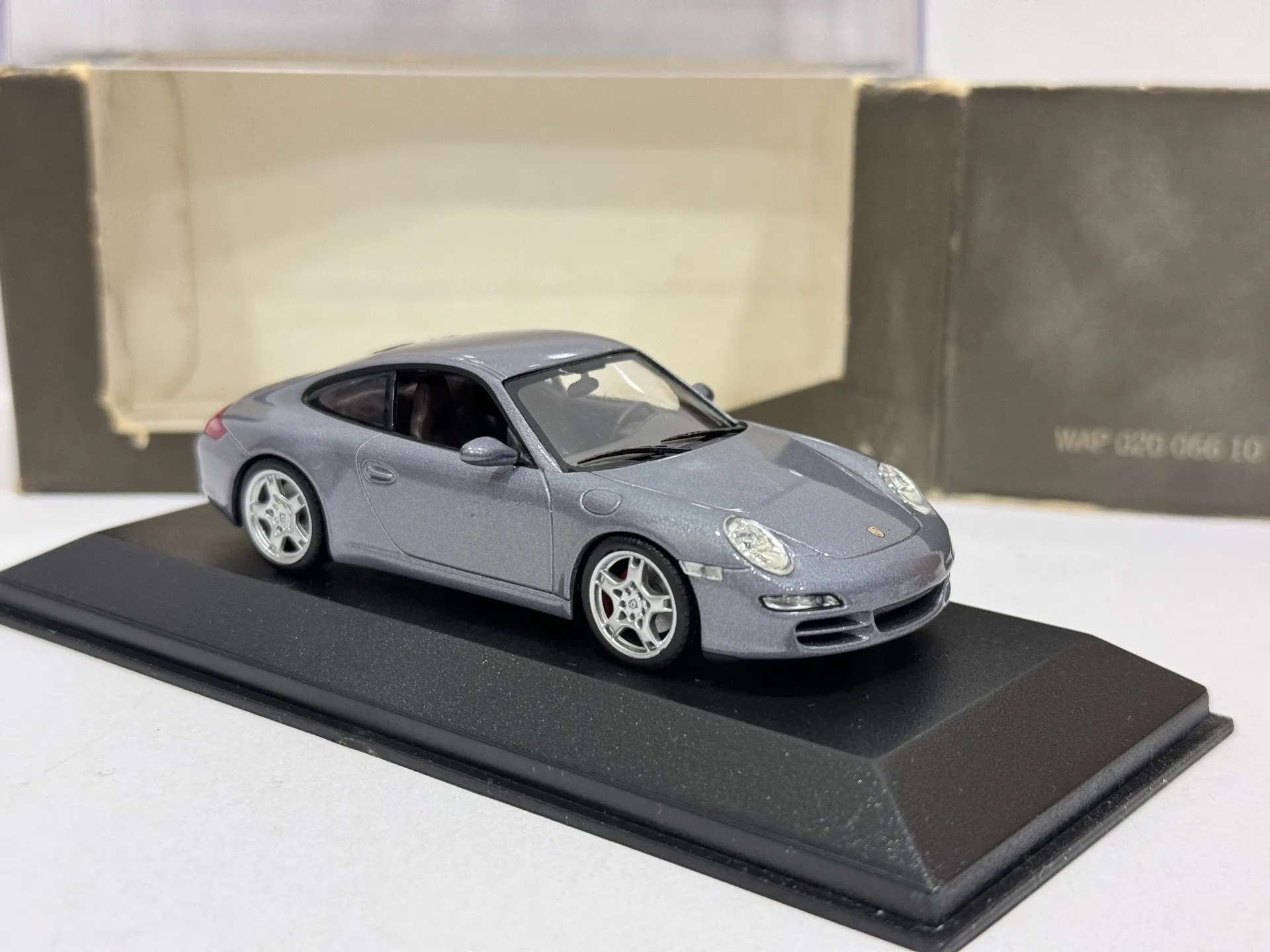 รถโมเดลไดแคสต์ Diecast Minichamps ขนาด 1/43 รุ่น Porsche 911 Carrera S ทำจากโลหะผสม ของสะสม ของเล่น ของที่ระลึก กล่องผิด ของชำร่วย อยู่ในสภาพเสียหาย
